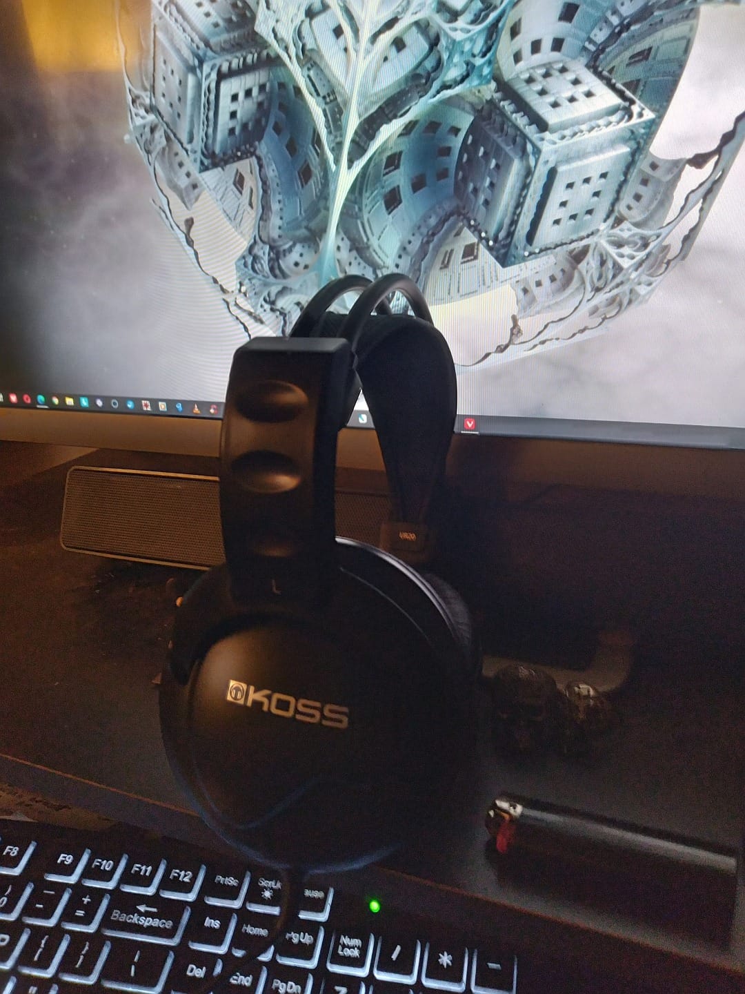 Koss UR20 Over-Ear Headphones, Sling Headband, Black, Wired 3.5mm Plug customer photo 1