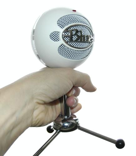 Logitech for Creators Blue Snowball USB Microphone for PC, Mac, Gaming, Recording, Streaming, Podcasting, Condenser Mic with Cardioid and Omnidirectional Pickup Patterns, Stylish Retro Design - White customer photo 1
