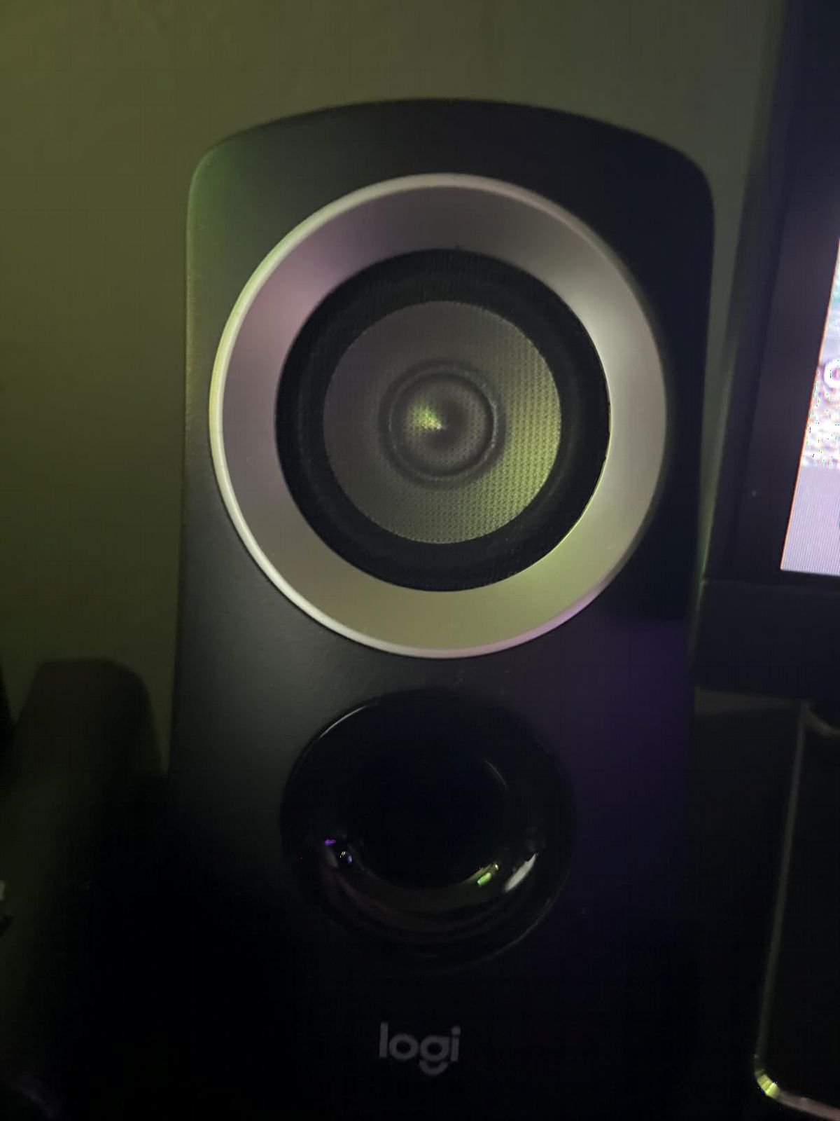 Logitech Z313 2.1 Multimedia Speaker System with Subwoofer - Black customer photo 1