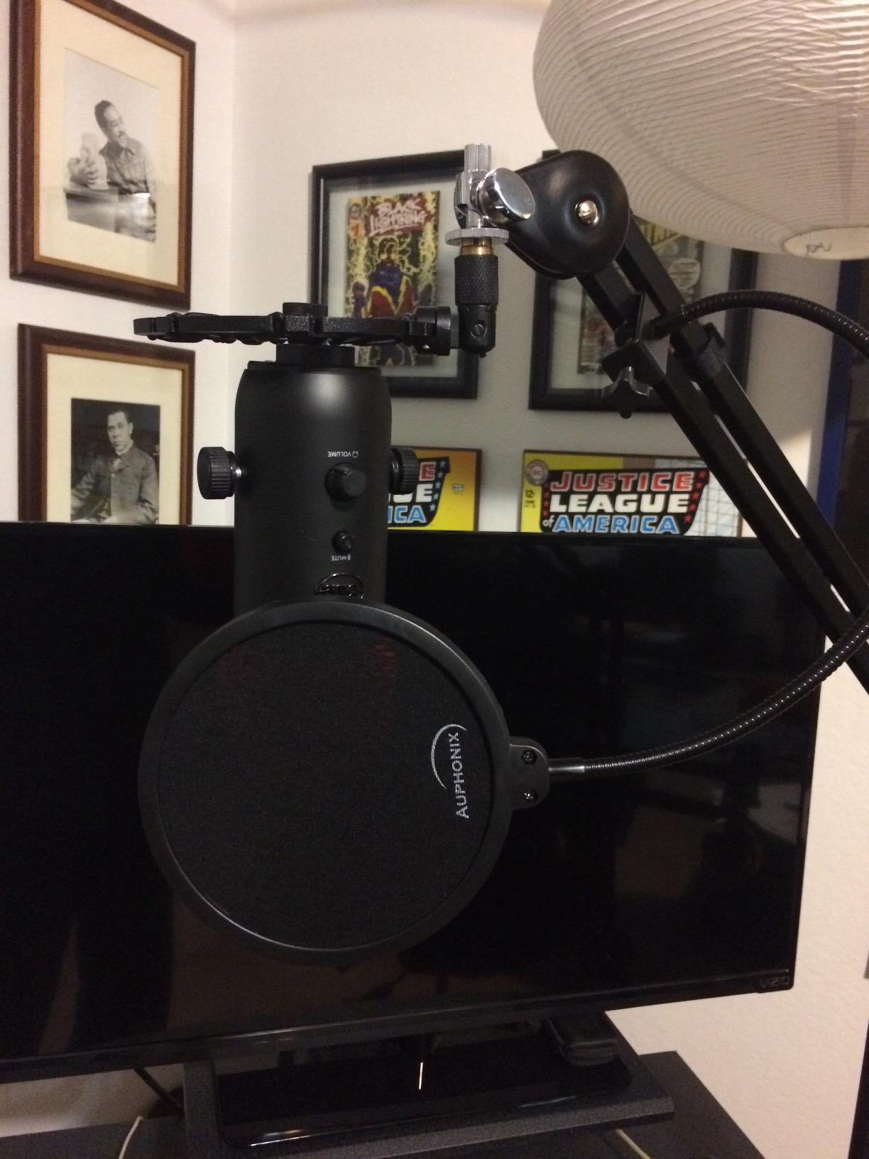 Logitech Creators Blue Yeti USB Microphone for PC, Mac, Gaming, Recording, Streaming, Podcasting, Studio and Computer Condenser Mic with Blue VO!CE effects, 4 Pickup Patterns, Plug and Play - Blackout customer photo 2