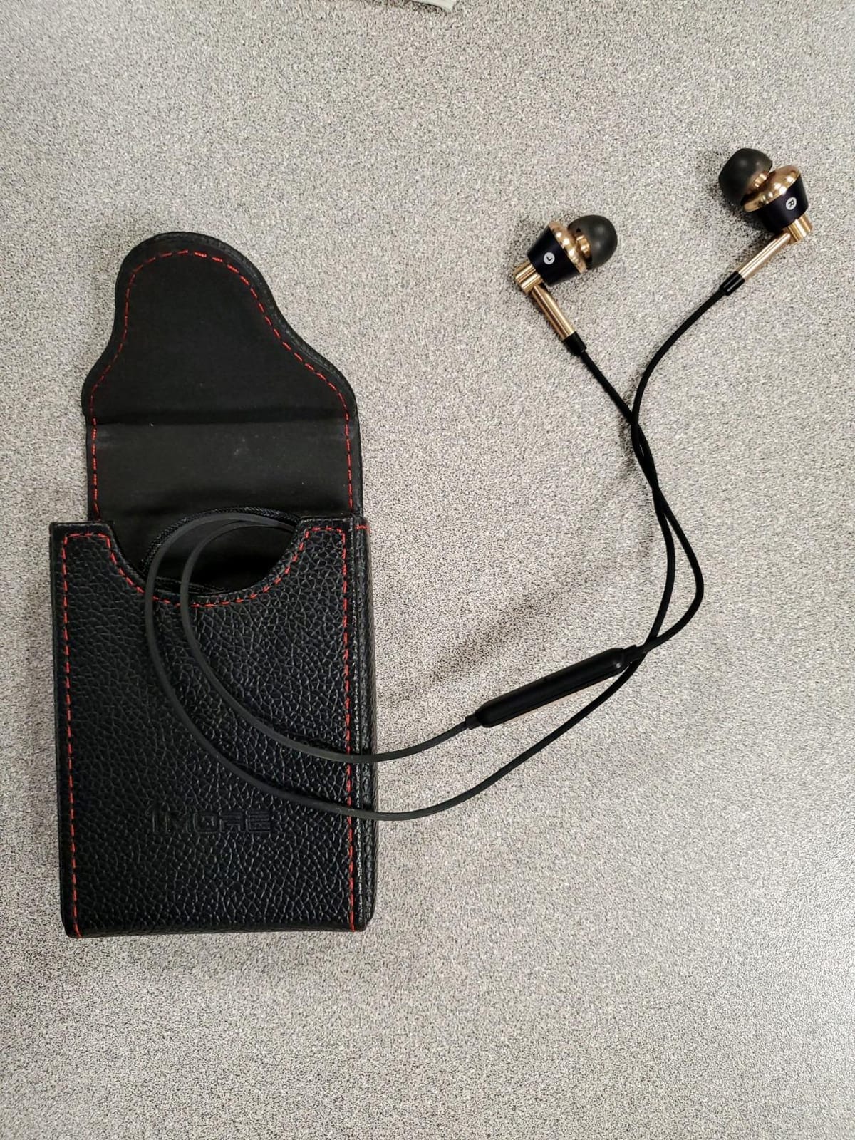 1MORE Triple Driver in-Ear Earphones Hi-Res Headphones with High Resolution, Bass Driven Sound, MEMS Mic, in-Line Remote, High Fidelity for Smartphones/PC/Tablet - Silver customer photo 1