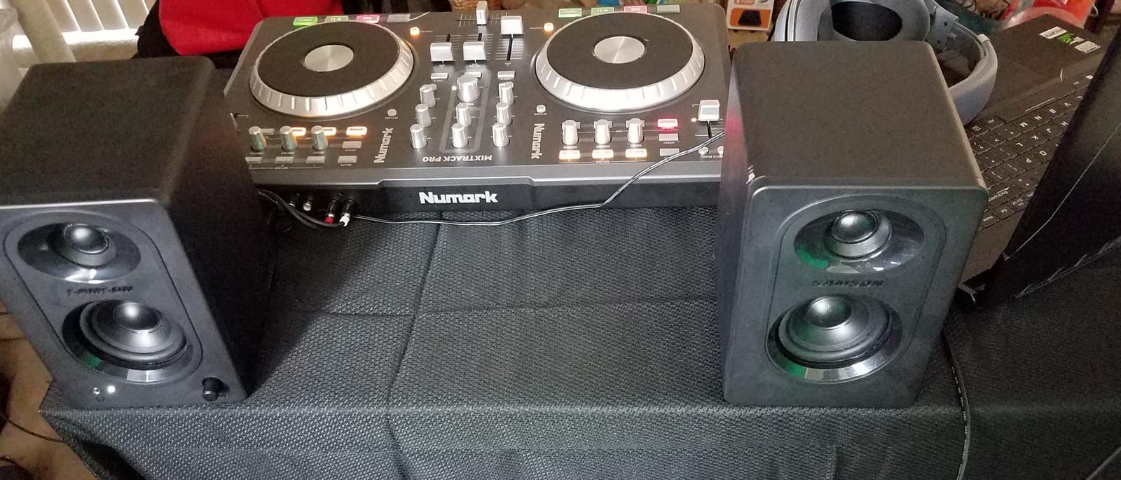 SAMSON MediaOne M30 Powered Studio Monitors (Pair) customer photo 2