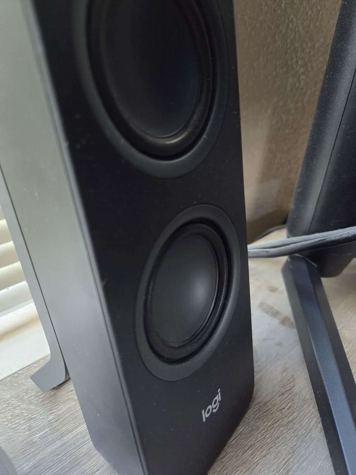 Logitech Z207 2.0 Stereo Computer Speakers with Bluetooth | 10 Watts peak power, active drivers with passive radiators, 3.5 mm input and headphone jack, ideal for PC setups customer photo 2