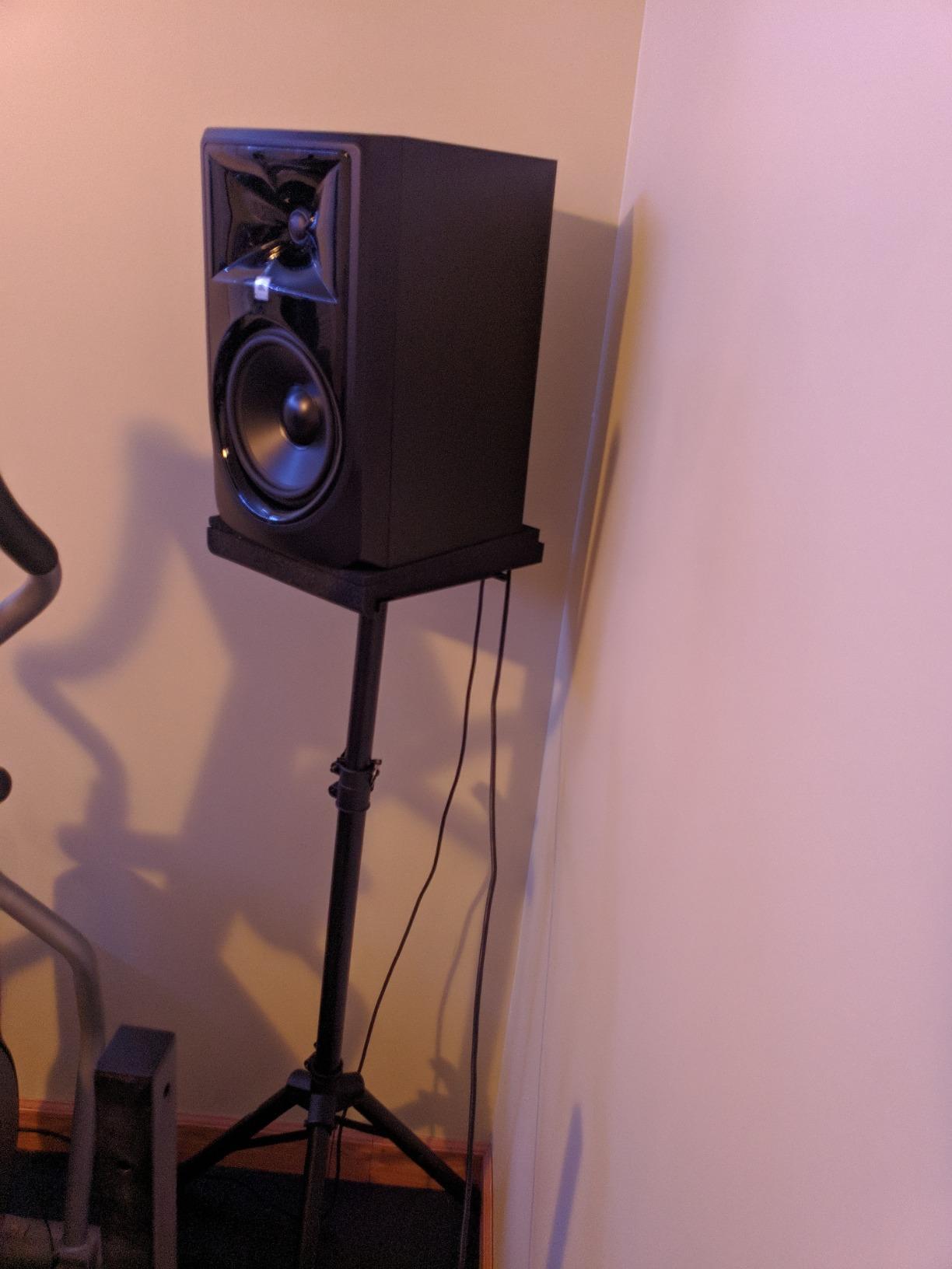 JBL Professional 308P MkII 8-Inch, 2-Way, Powered, Active Monitor Speaker for Near Field Music Production, Studio Monitor, Desktop Computer, Hi-Fi Audio. Sold individually, Black customer photo 1