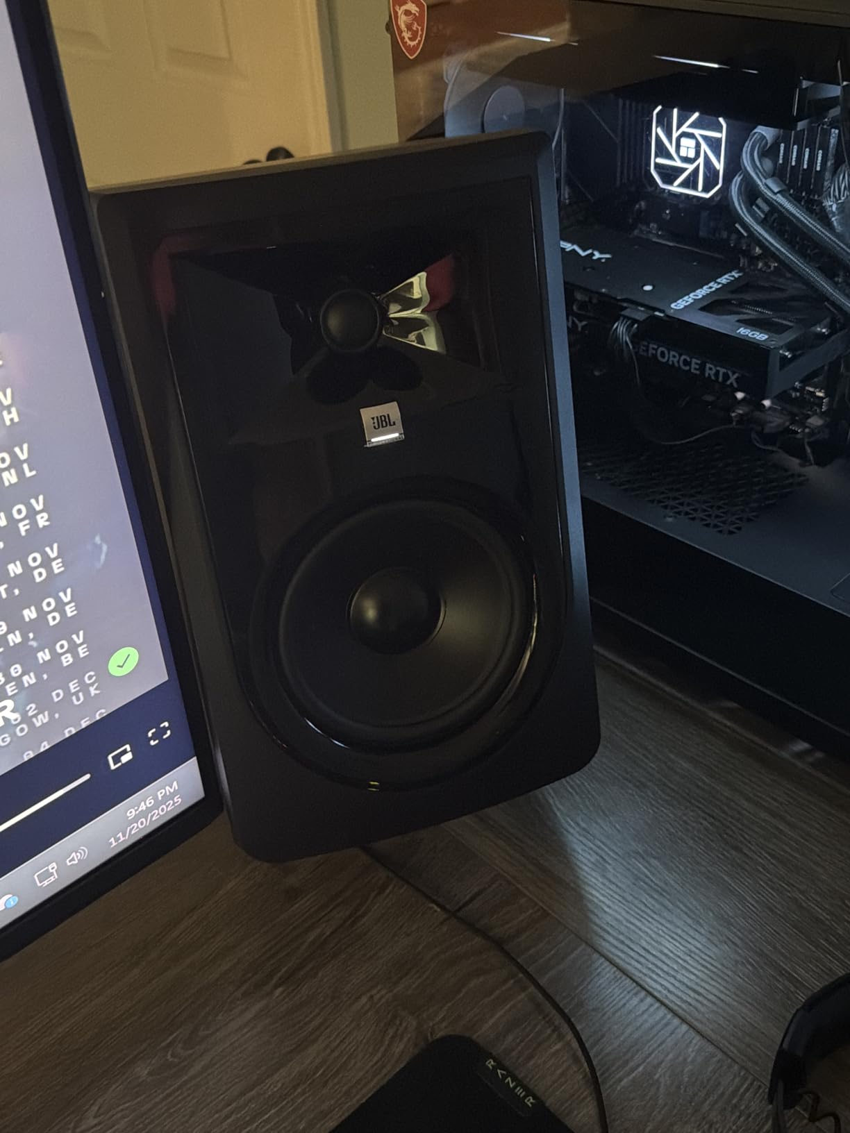 JBL Professional 306P MkII 6-Inch 2-Way Powered, Active Monitor Speaker for Near Field Music Production, Studio Monitor, Desktop Computer, Hi-Fi Audio. Sold individually, Black | Studio monitoring and audio mixing with 6.5 inch woofer, XLR input and 1/4 inch TRS connectivity customer photo 1