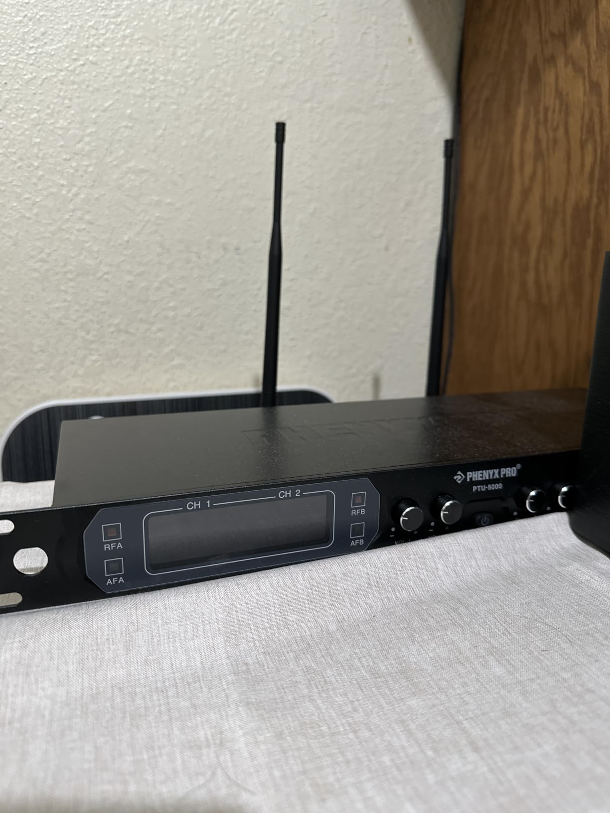Phenyx Pro 4-Ch UHF Fixed Frequency Wireless Microphone System PTU-5000-4H customer photo 2