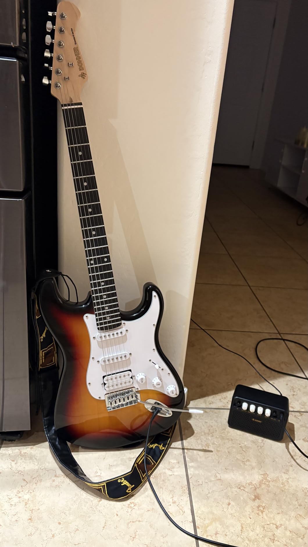 Donner 39-Inch Electric Guitar Starter Kit with Solid Body, HSS Pickup, Accessories, Amplifier, Lessons, and Digital Tuner - Red customer photo 2