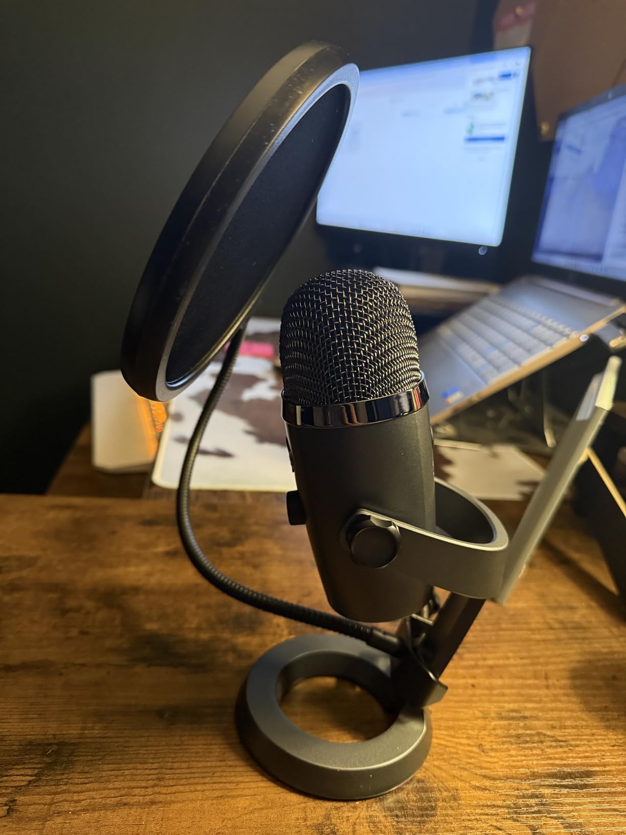 Logitech for Creators Blue Yeti Nano USB Microphone for Gaming, Streaming, Podcasting, Twitch, YouTube, Discord, Recording for PC and Mac, Plug & Play -Blackout customer photo 1