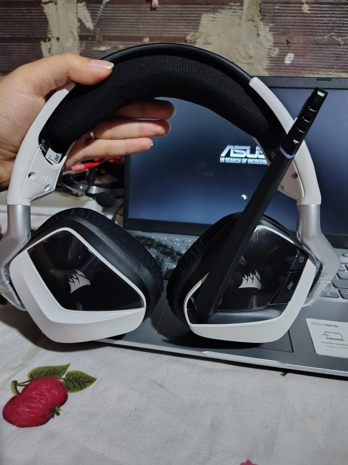 Corsair Void RGB Elite Wireless Gaming Headset – 7.1 Surround Sound – Omni-Directional Microphone – Microfiber Mesh Earpads – Up to 40ft Range – iCUE Compatible – PC, Mac, PS5, PS4 – White customer photo 1