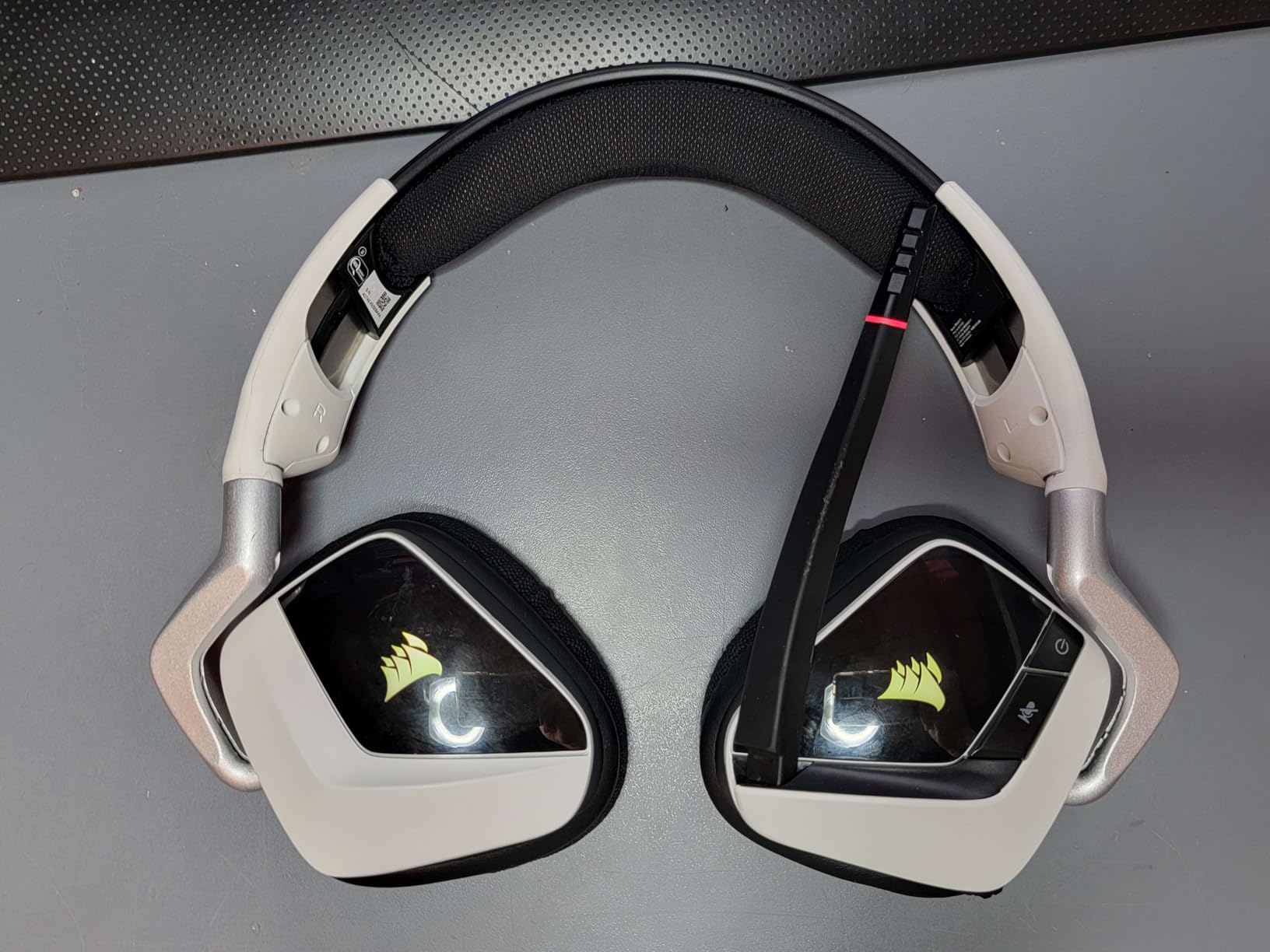 Corsair Void RGB Elite Wireless Gaming Headset – 7.1 Surround Sound – Omni-Directional Microphone – Microfiber Mesh Earpads – Up to 40ft Range – iCUE Compatible – PC, Mac, PS5, PS4 – White customer photo 2