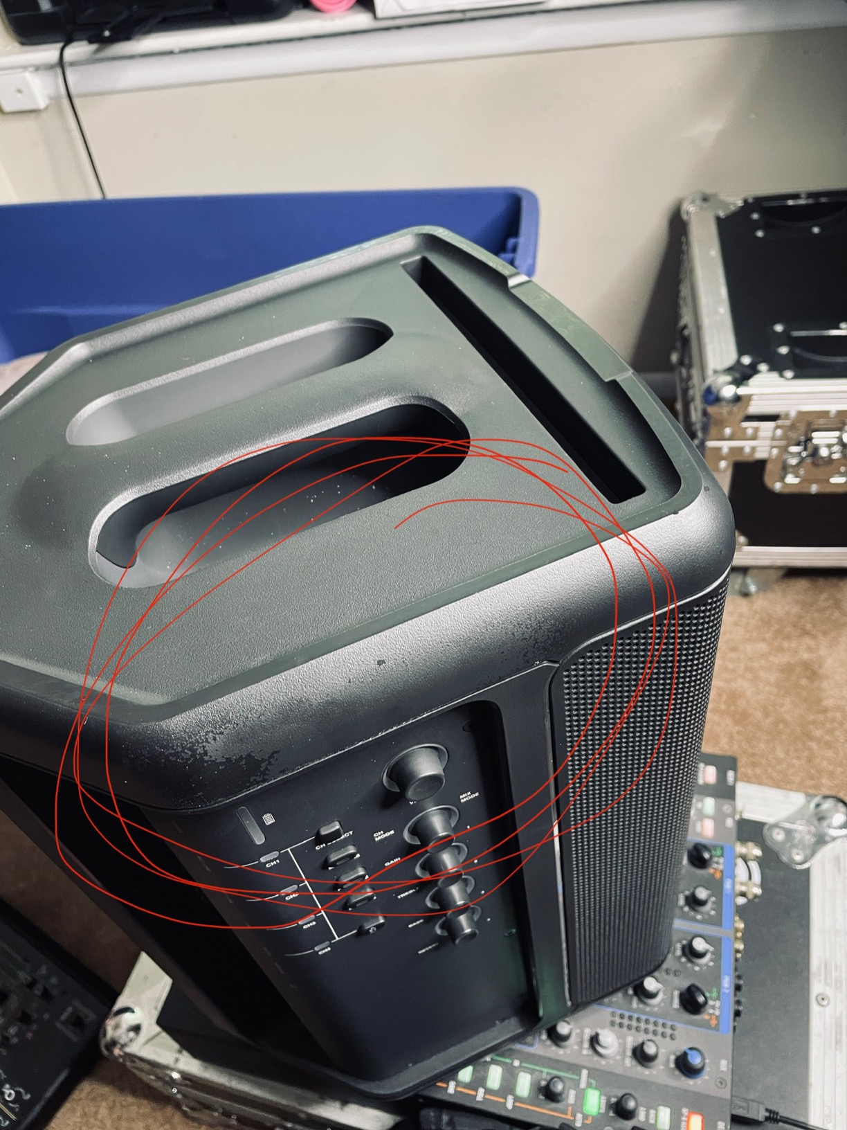 JBL Professional EON ONE Compact Ultra-Portable Battery Powered Wireless PA Speaker System with Bluetooth, Professional 4-Channel Mixer, and Lexicon Effects. Black customer photo 2