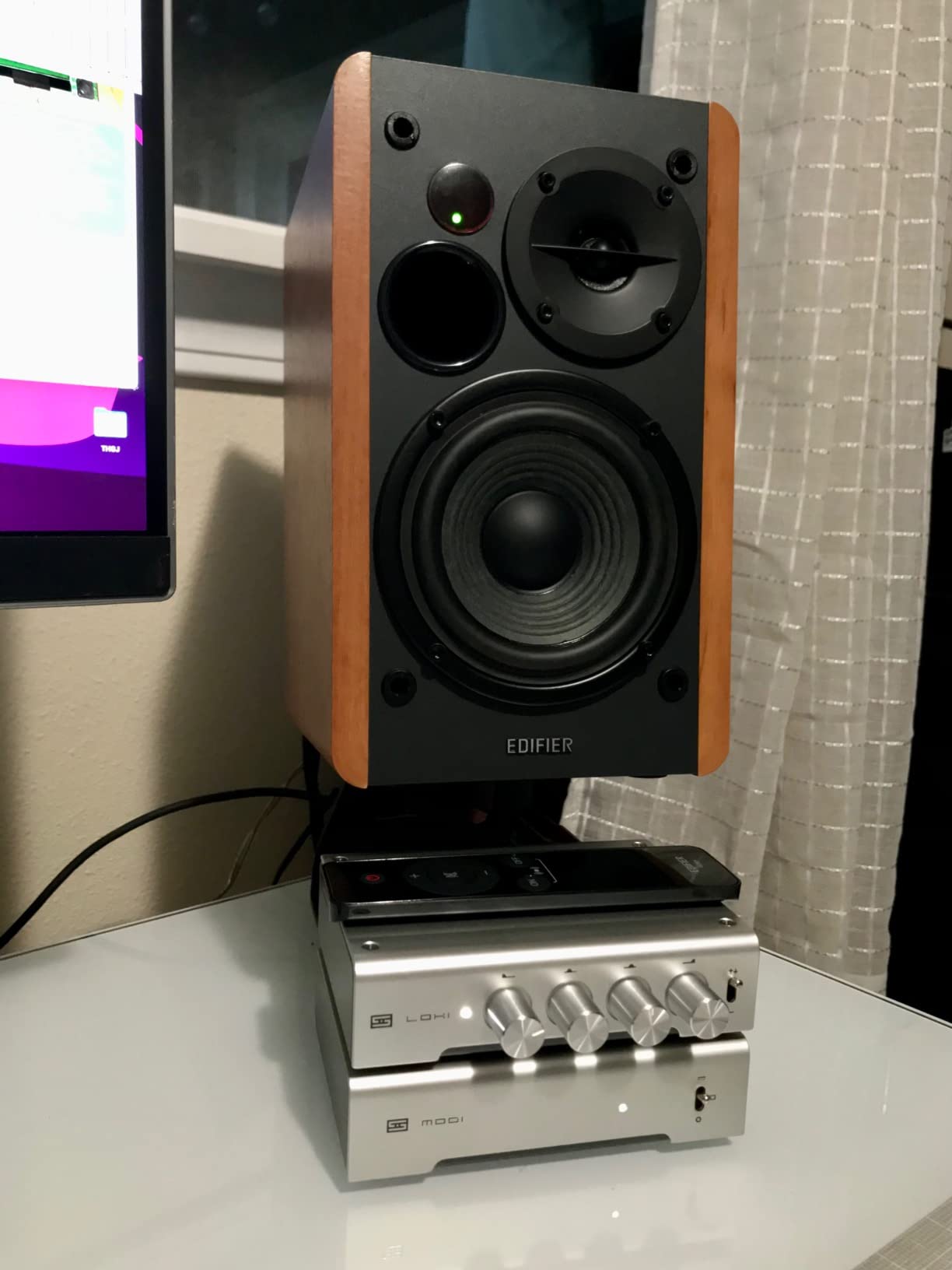 Edifier R1280Ts Powered Bookshelf Speakers - 2.0 Stereo Active Near Field Monitors - Studio Monitor Speaker - 42 Watts RMS with Subwoofer Line Out - Wooden Enclosure customer photo 1