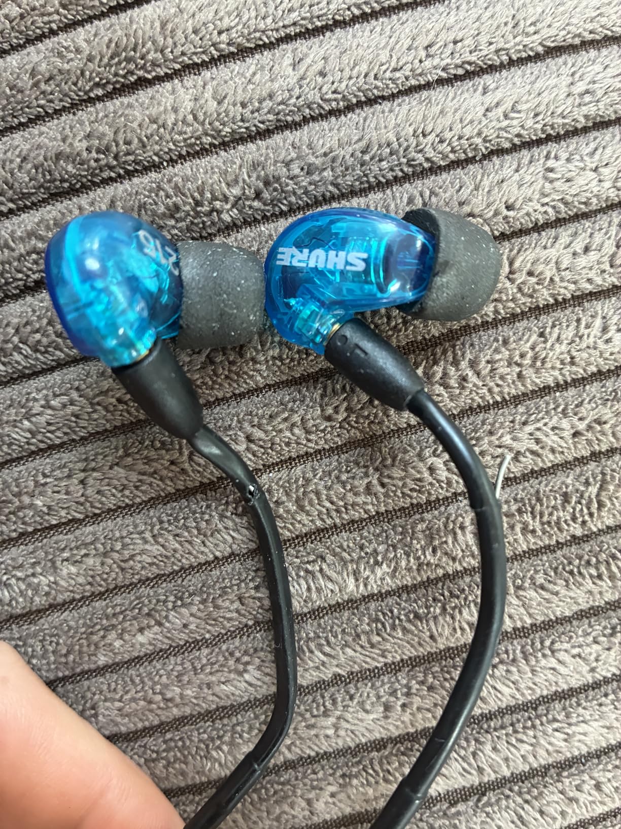 Shure AONIC 215 Wired Sound Isolating Earbuds, Clear Sound, Single Driver, Secure in-Ear Fit, Detachable Cable, Apple & Android Compatible, Black customer photo 2