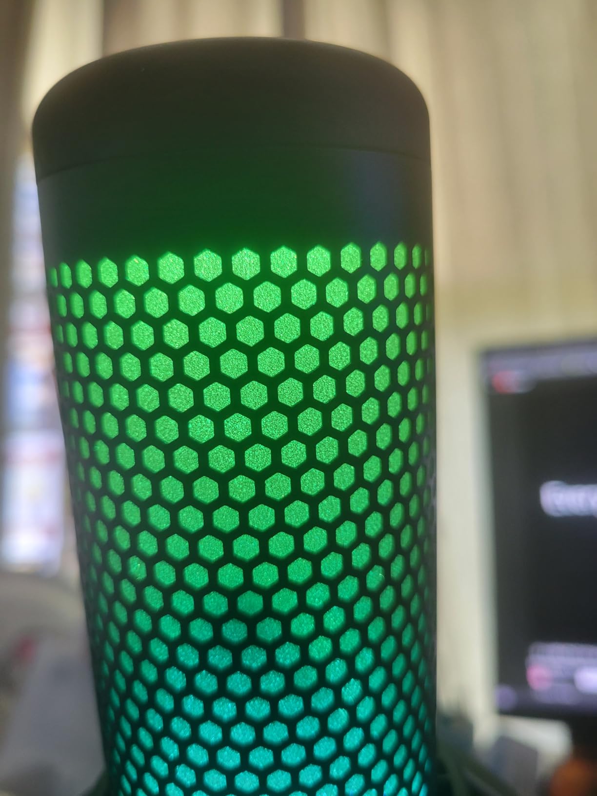 HyperX QuadCast S - RGB USB Condenser Microphone for PC, PS4, PS5 and Mac, Anti-Vibration Shock Mount, 4 Polar Patterns, Pop Filter, Gain Control, Gaming, Streaming, Podcasts, Twitch, YouTube, Discord customer photo 2