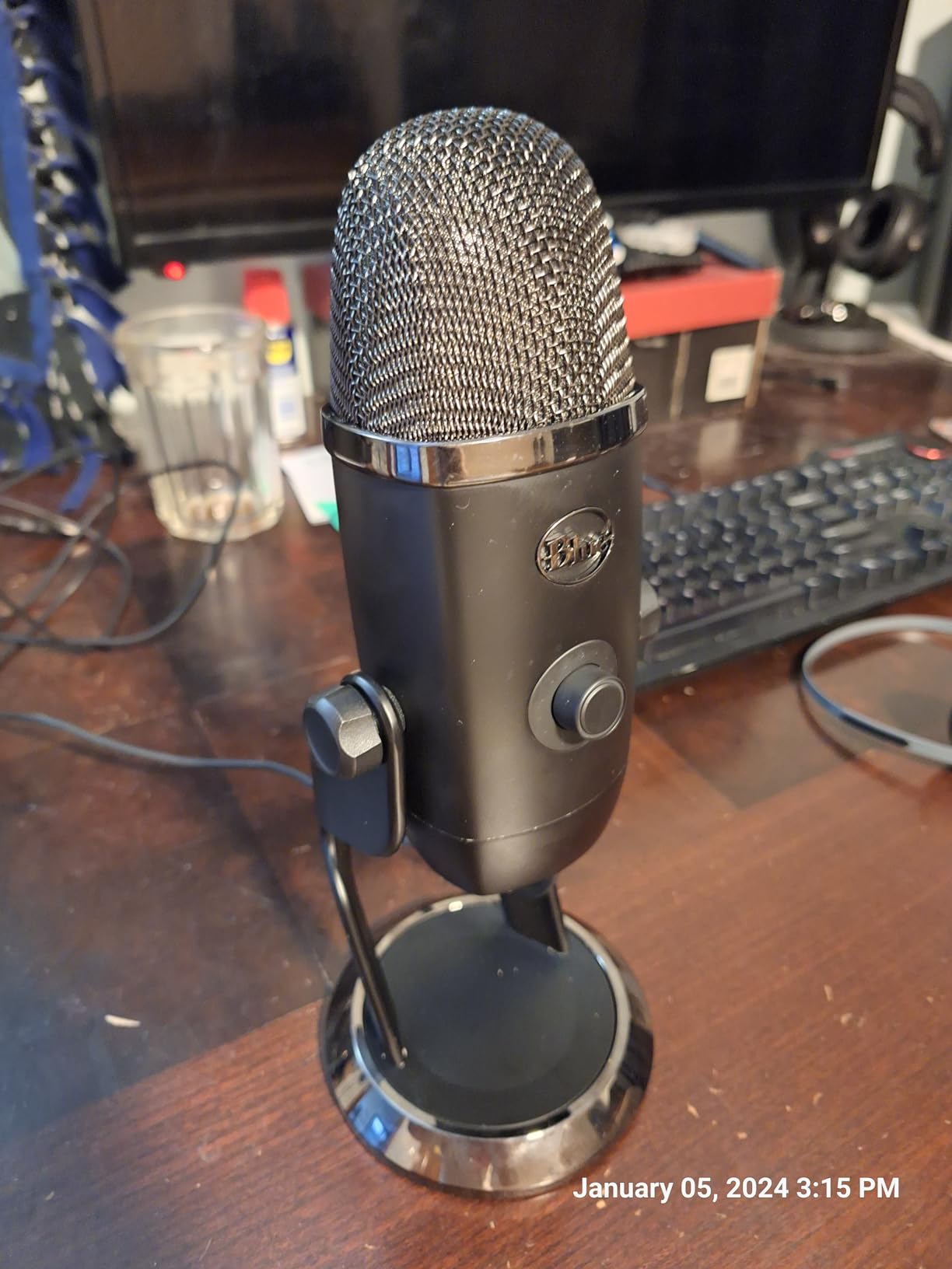 Blue Yeti X Professional Condenser USB Microphone with High-Res Metering, LED Lighting & Blue Voice Effects for Gaming, Streaming & Podcasting On PC & Mac (Renewed) customer photo 1