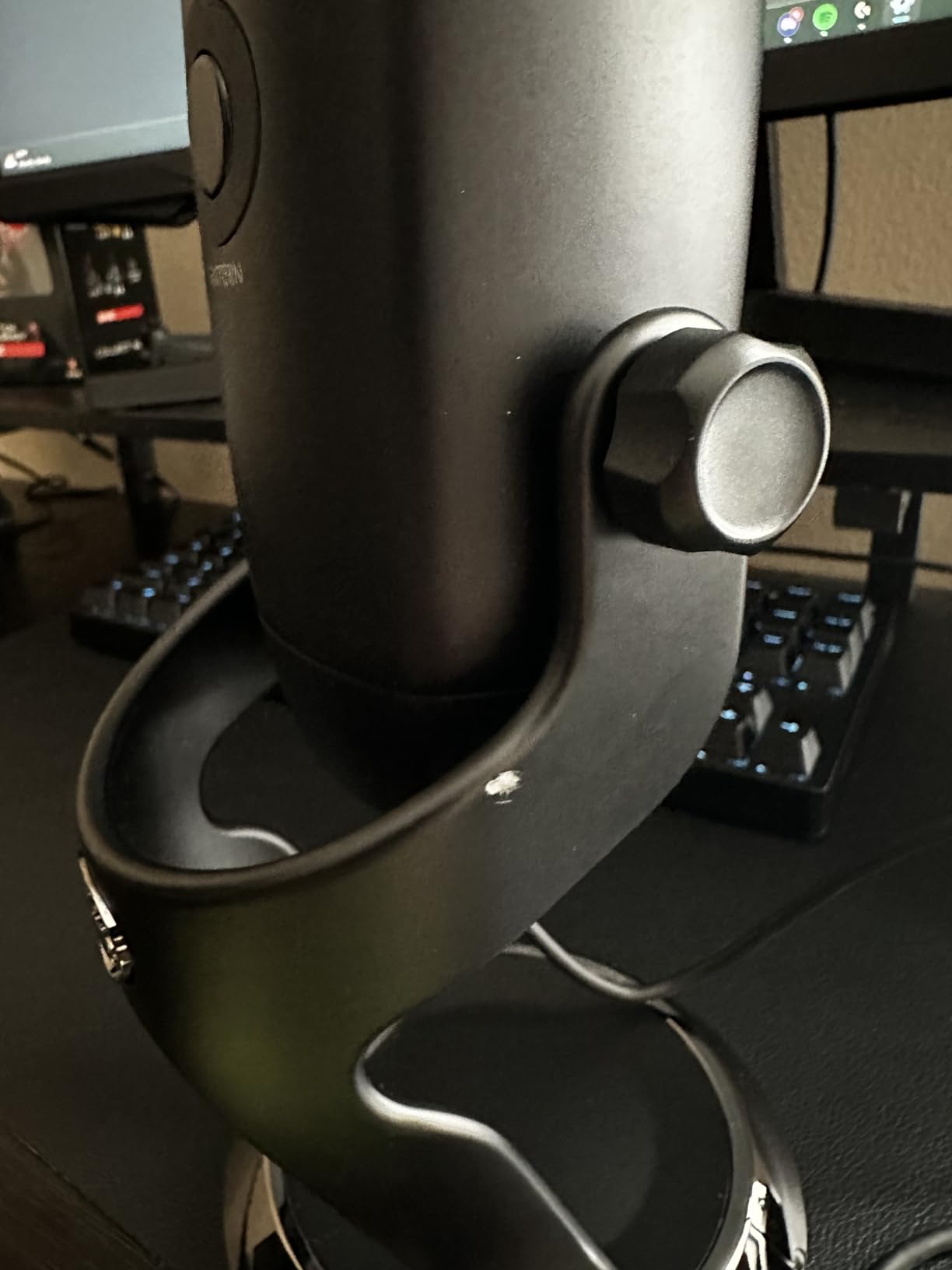 Blue Yeti X Professional Condenser USB Microphone with High-Res Metering, LED Lighting & Blue Voice Effects for Gaming, Streaming & Podcasting On PC & Mac (Renewed) customer photo 2