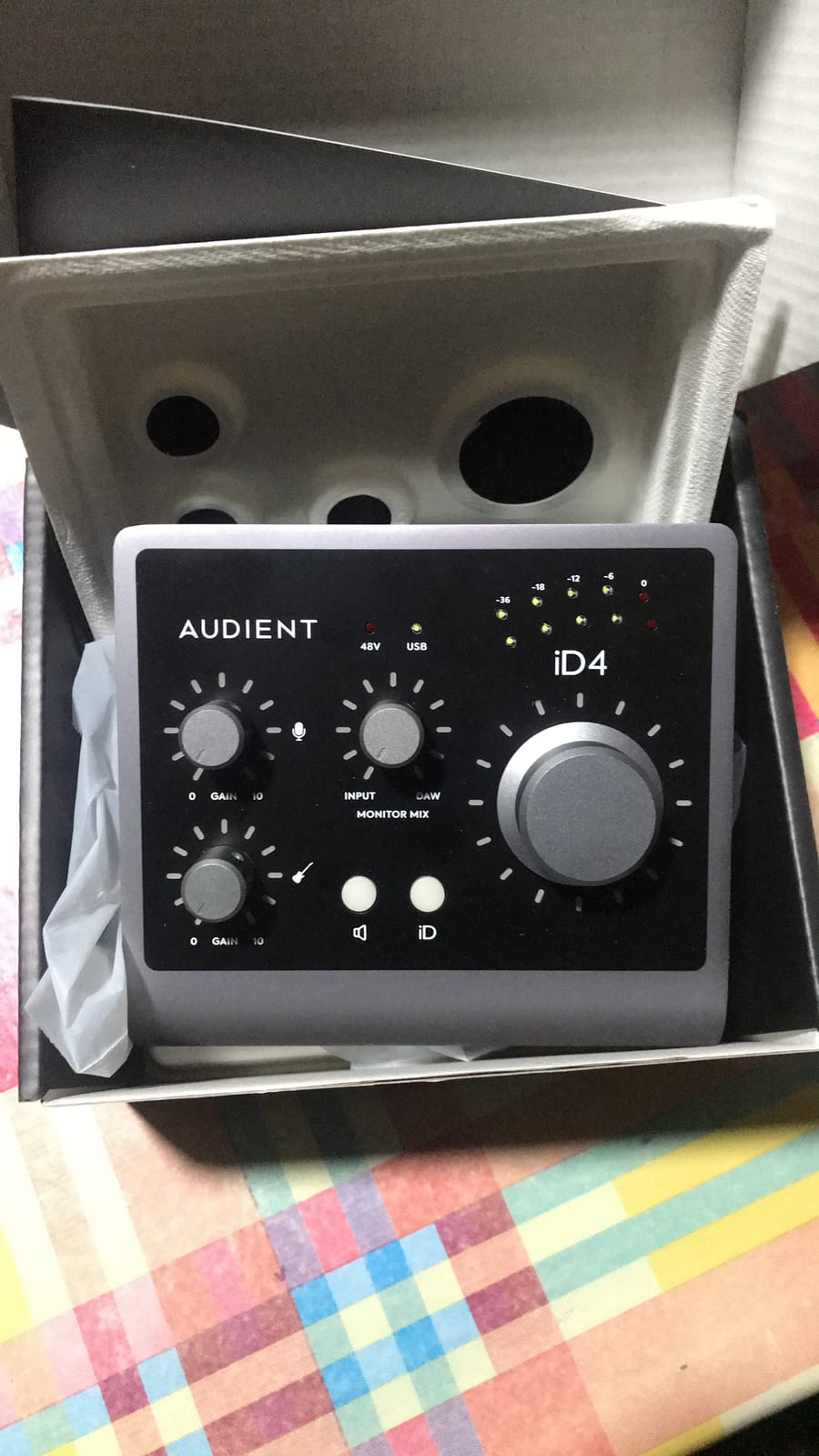 Audient Audio Interface iD4 MKII, Class A Console Microphone Preamp (High Speed USB-C, Monitor Mix and Monitor Panning Function, 2 Headphone Outputs, Mac/PC/iOS Compatible), Black customer photo 2