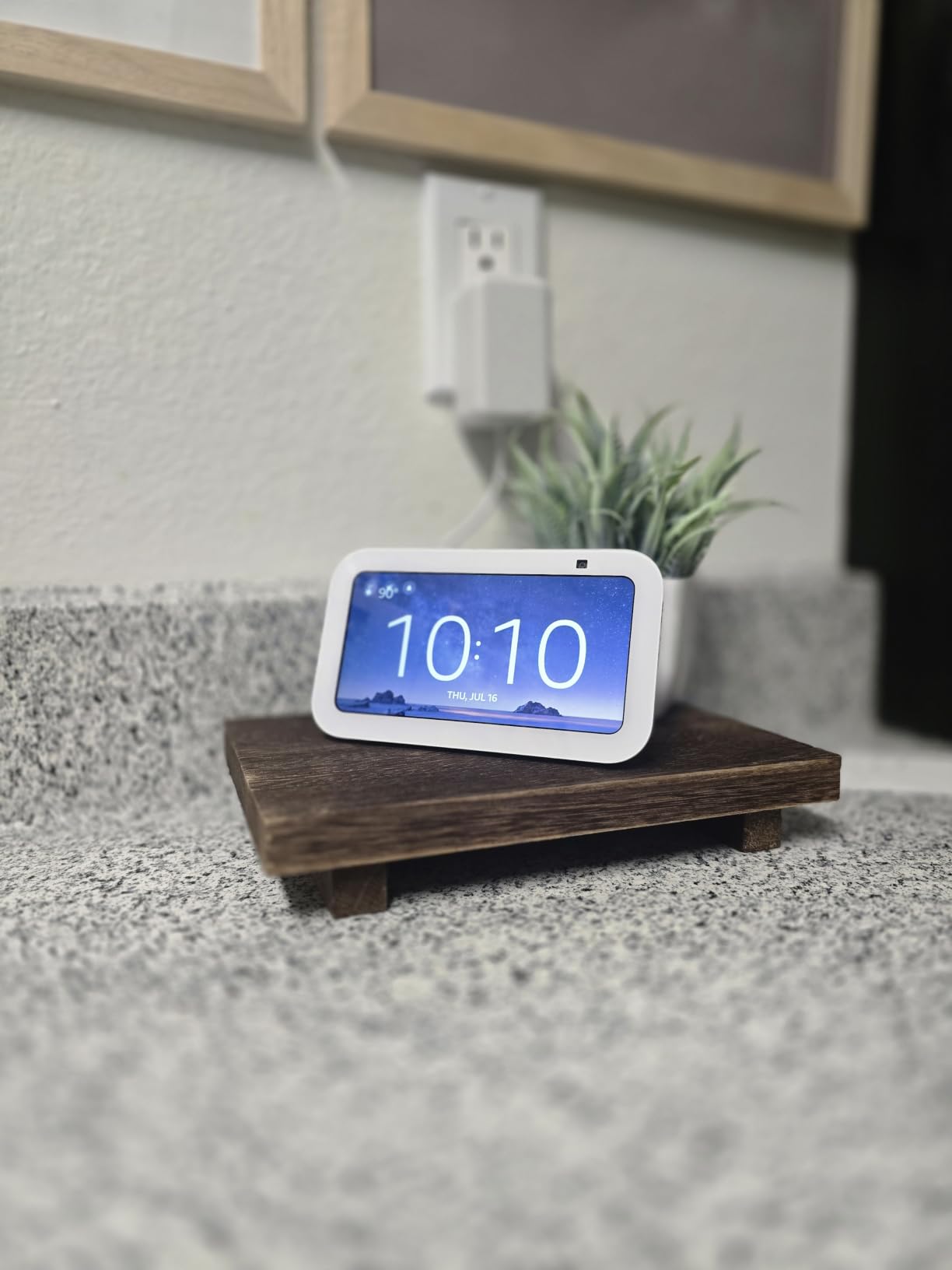 Amazon Echo Show 5 (newest model), Smart display, Designed for Alexa+, 2x the bass and clearer sound, Charcoal customer photo 2