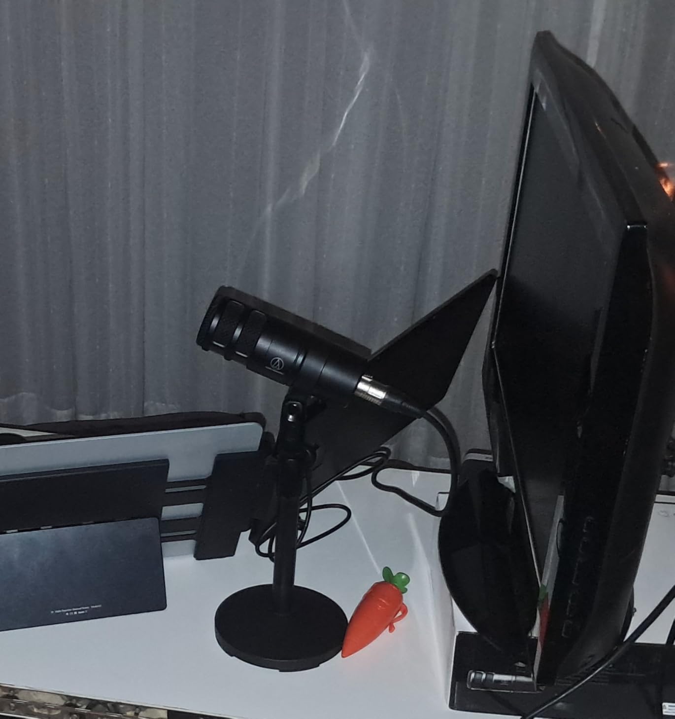 Audio-Technica AT2040 Hypercardioid Dynamic Podcast Microphone customer photo 2