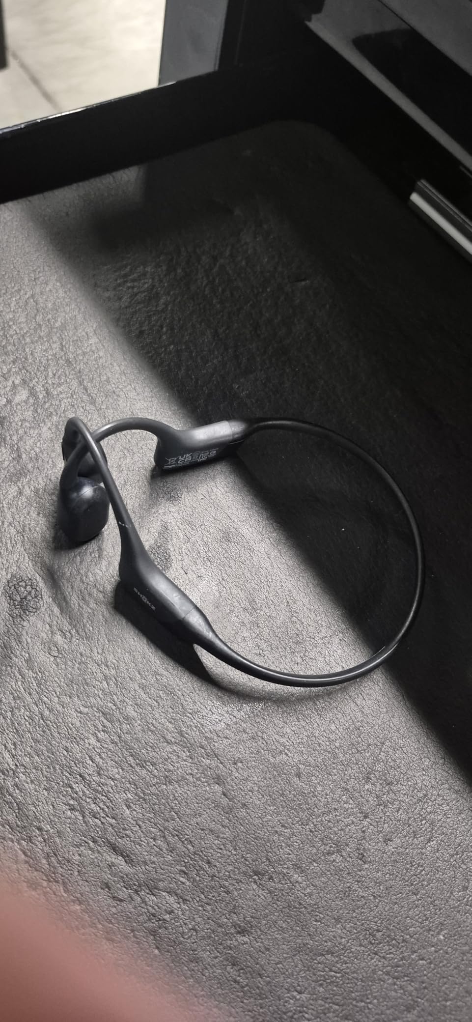 SHOKZ OpenRun Bone Conduction Open-Ear Bluetooth Sport Headphones, Running Workout,Sweat Headband, IP67 Sweat Resistant, 8H Playtime, Mic, Black customer photo 1