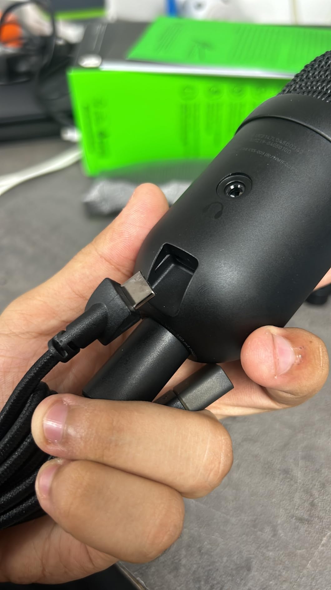 Razer Seiren V2 X USB Condenser Microphone for Streaming and Gaming on PC: Supercardioid Pickup Pattern - Integrated Digital Limiter - Mic Monitoring and Gain Control - Built-in Shock Absorber customer photo 1