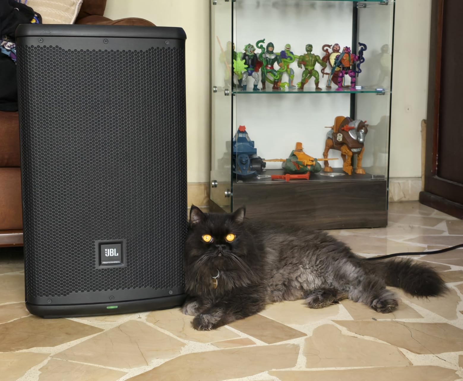 JBL Professional EON712 Powered PA Speaker, 12 inch, 1300 Watt, Black customer photo 1
