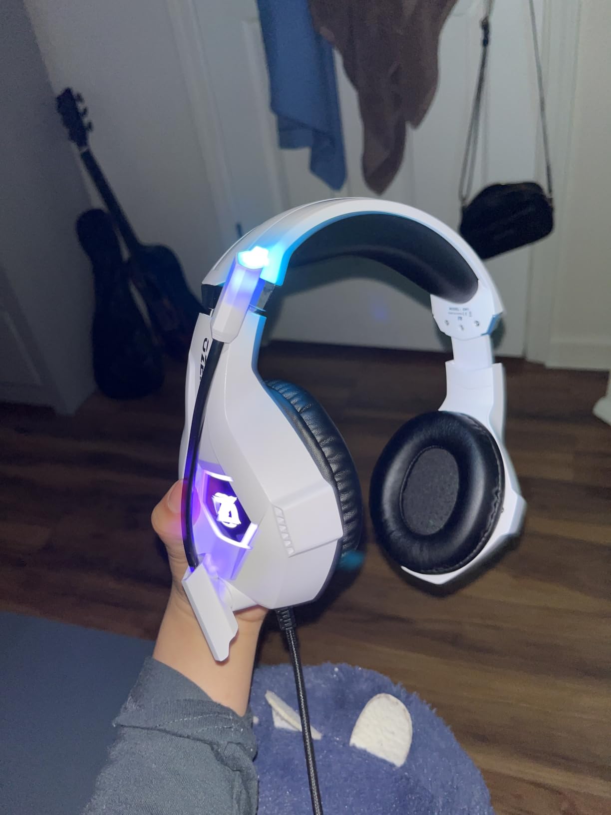 Ozeino Gaming Headset for PC, Ps4, Ps5, Xbox Headset with 7.1 Surround Sound Gaming Headphones with Noise Canceling Mic, LED Light Over Ear Headphones for Switch, Xbox Series X/S, Laptop, Mobile White customer photo 1