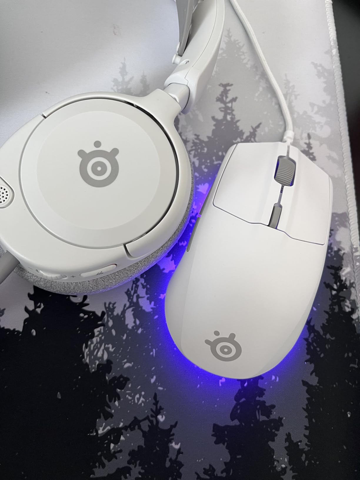 SteelSeries Arctis Nova 1P Multi-System Gaming Headset - Hi-Fi Drivers, 360 Spatial Audio, Comfort Design, Noise-Cancelling Mic, PS5/PS4, PC, Xbox, Switch, White customer photo 1