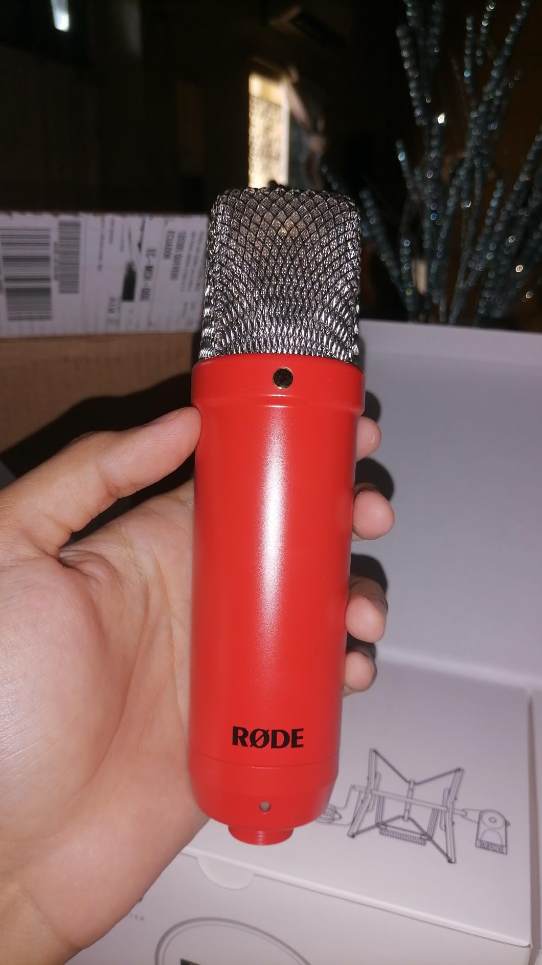 RØDE NT1 Signature Series Large-Diaphragm Condenser Microphone with Shock Mount, Pop Filter and XLR Cable for Music Production, Vocal Recording, Streaming and Podcasting (Black) customer photo 2
