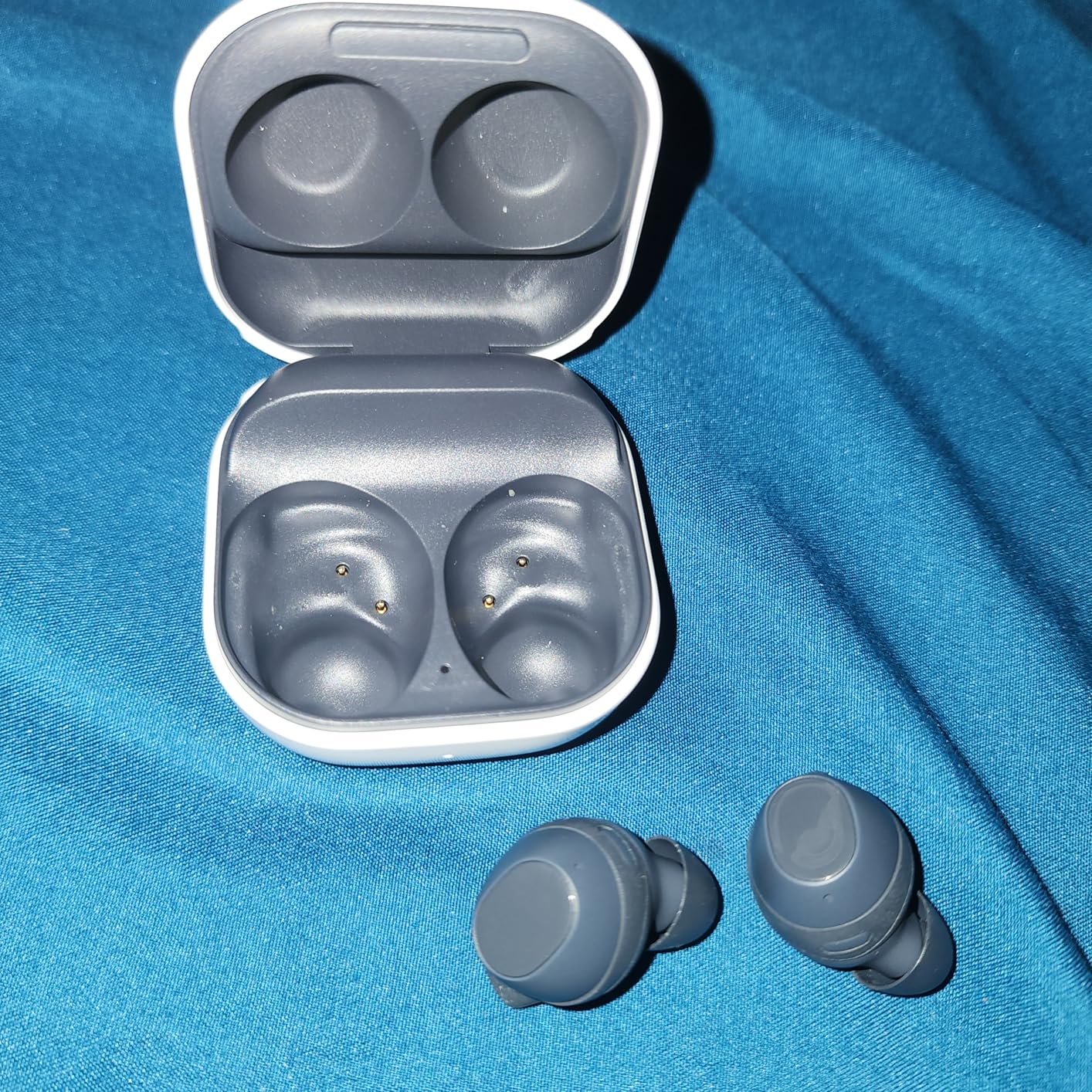 Samsung Galaxy Buds Fan Edition(FE) SM-R400, Active Noise-Cancelling, Wireless Bluetooth v5.2 Earbuds, Android 8.0 and Up - (Graphite) customer photo 2