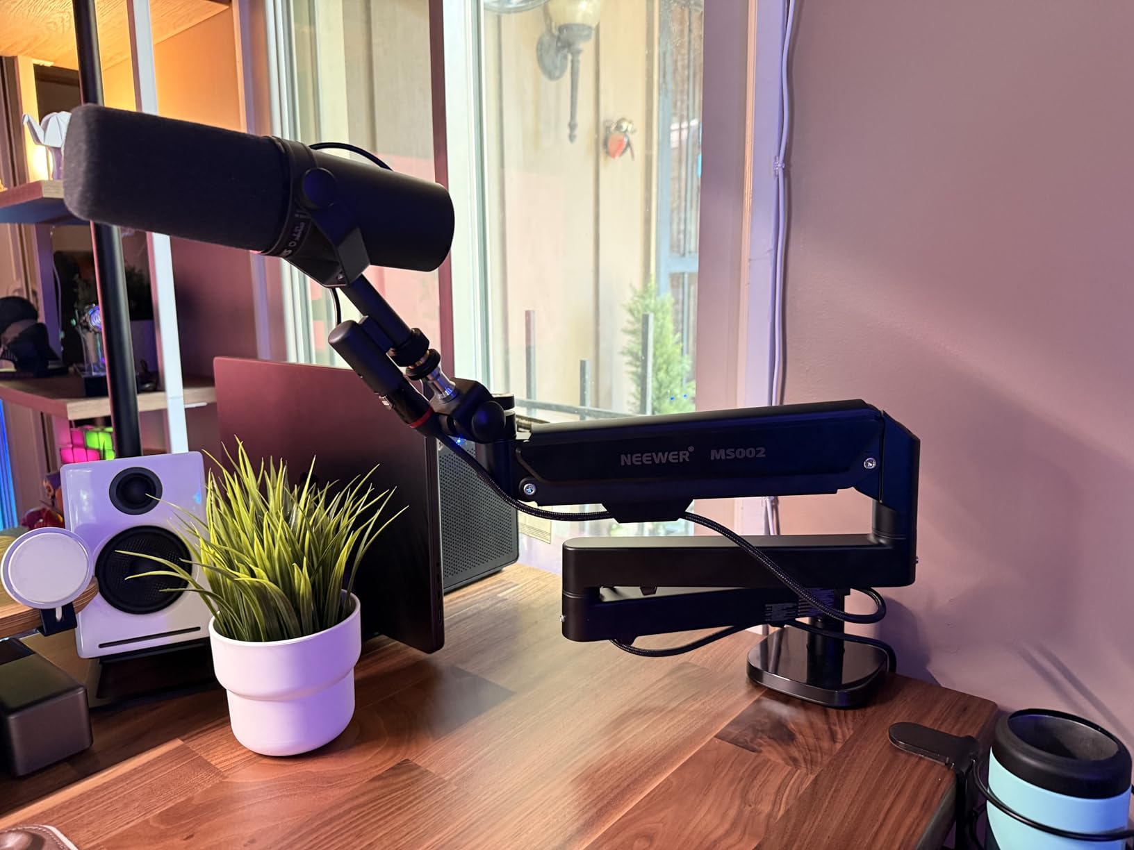 NEEWER Low Profile Mic Arm Desk Mount, 360° Swivel Boom Arm with Pneumatic Damping, Cable Management, Compatible with Shure MV7 SM7B Blue Yeti (MS002) customer photo 2