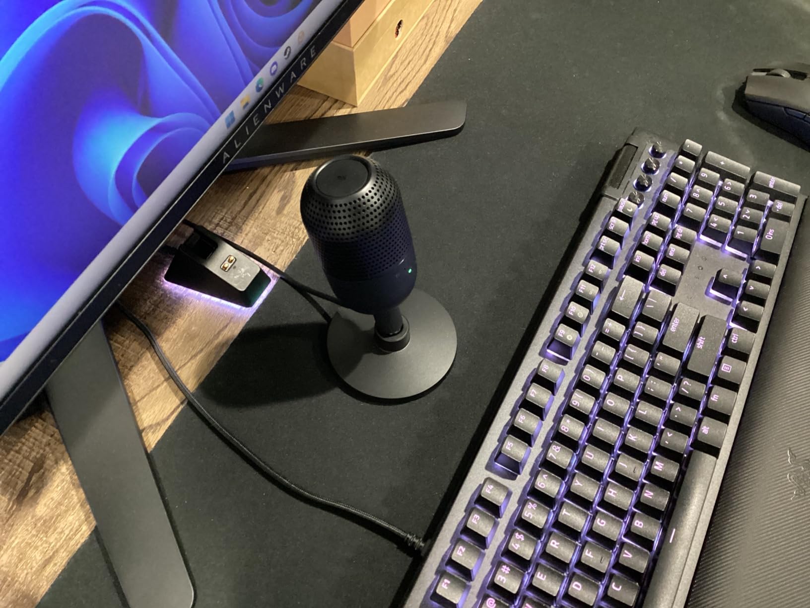 Razer Seiren V3 Mini USB Microphone: Condenser Mic - Supercardioid Pickup Pattern - Tap-to-Mute Sensor with LED Indicator - Shock Absorber - Ultra Compact - PC, Discord, OBS Studio, XSplit - Black customer photo 2