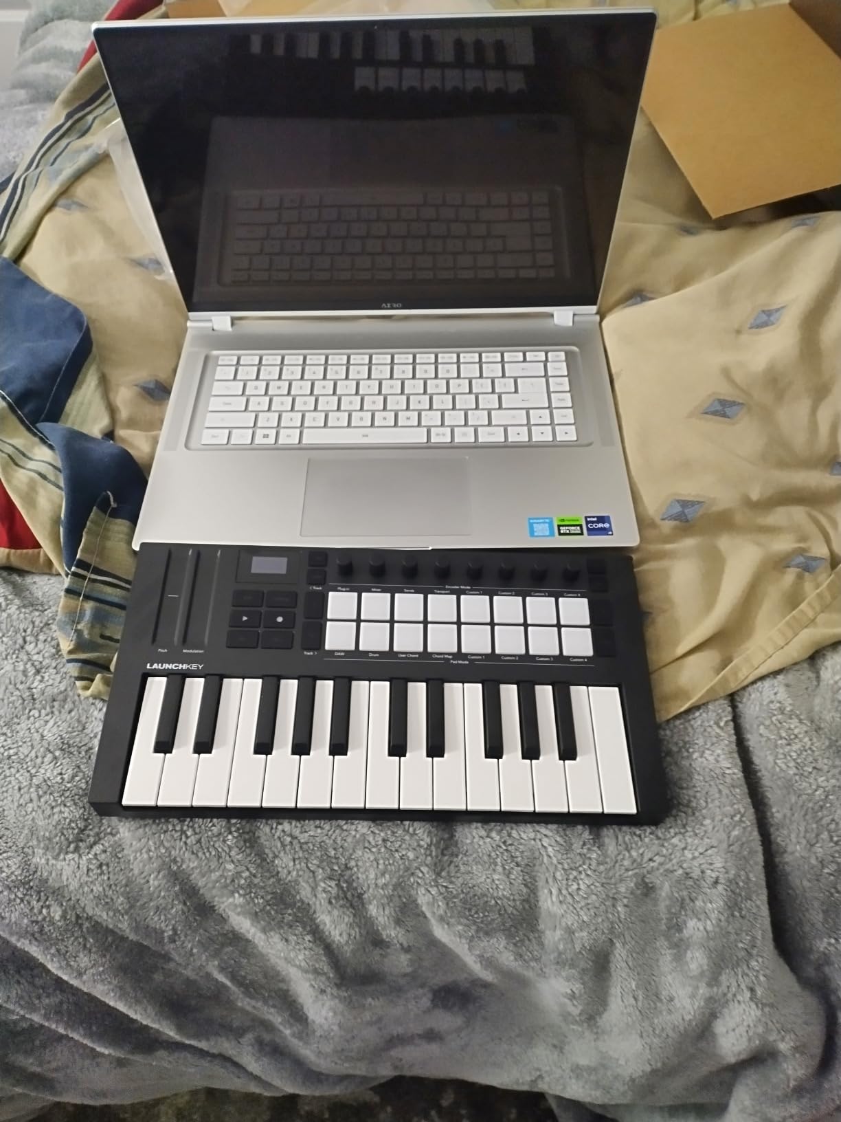 Novation Launchkey Mini 25 MK4 USB MIDI Keyboard Controller | USB, 25 Mini Synth-Action Keys, 16 Pads with Polyphonic Aftertouch, OLED Display, Scale and Chord Modes, Arpeggiator, MIDI customer photo 1