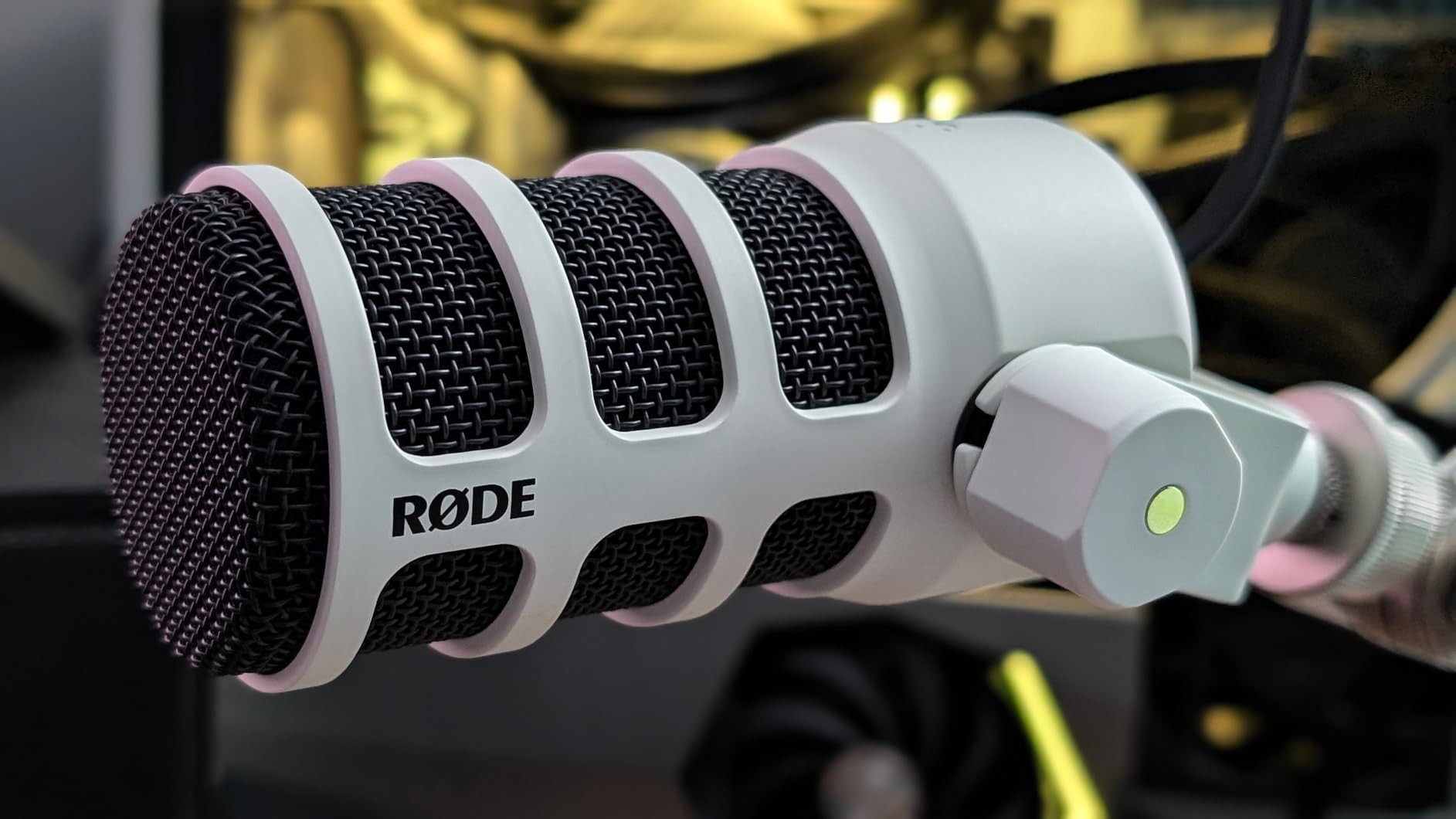 RØDE PodMic USB Dynamic Broadcast Microphone with XLR and USB Connectivity for Podcasting, Streaming and Content Creation (White) customer photo 1