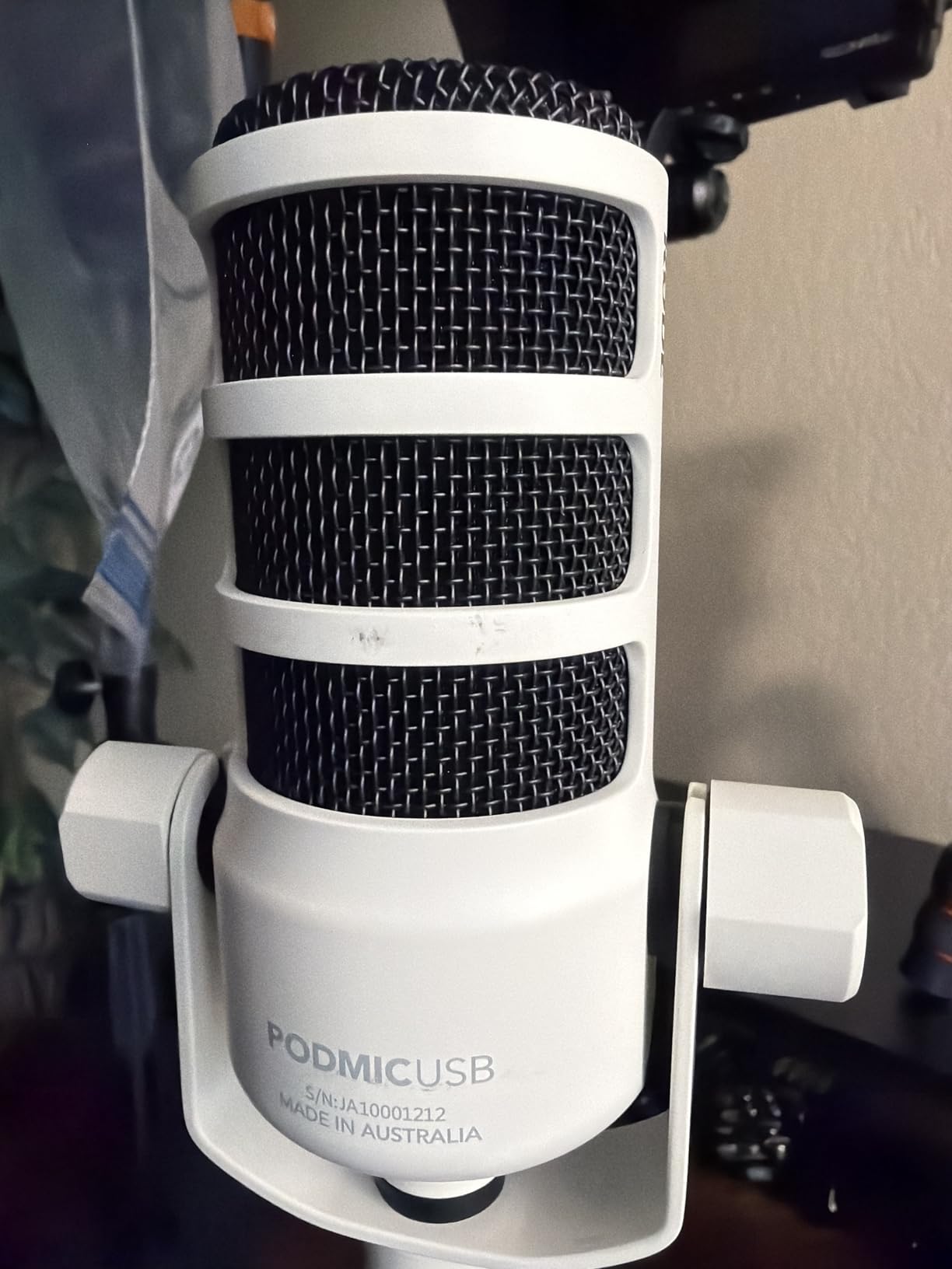 RØDE PodMic USB Dynamic Broadcast Microphone with XLR and USB Connectivity for Podcasting, Streaming and Content Creation (White) customer photo 2