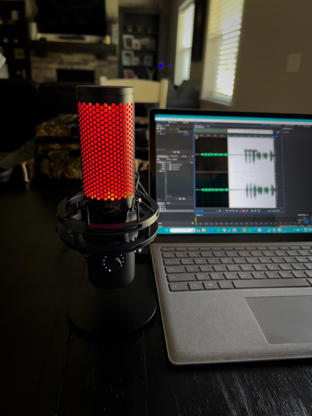 HyperX QuadCast 2 – USB Microphone for Gaming, Streaming and Podcasting, with On-Board Controls, LED Lighting, Removable Shock Mount, PC, Mac, PS5, PS4, USB-C - Black customer photo 2