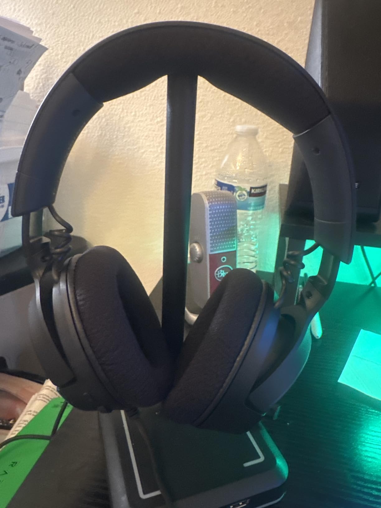 Razer Kraken V4 X Wired USB-C & Type A Gaming Headset, Black | Cardioid Mic, Memory Foam Cushions, Chroma RGB Lighting, For PC, Mac, PS5, Nintendo Switch 2 customer photo 2