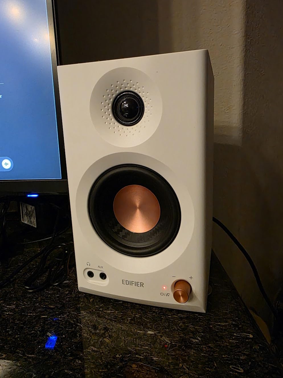 Edifier MR3 Powered Studio Monitor Speakers, Hi-Res Audio Certified Bluetooth V5.4 Active Bookshelf Loudspeakers, 2.0 Computer Speaker with Headphone Output RCA AUX Balanced TRS Input - Black (Pair) customer photo 1