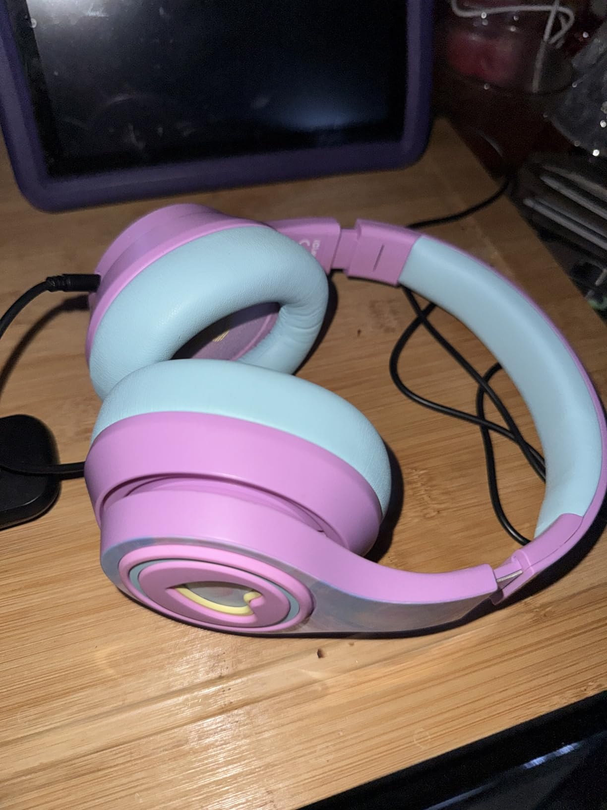 iClever Auraa Active Noise Cancelling Headphones for Kids, LED Light Up, Bluetooth 6.0, Safe Volume 80dBA, 47H Play Time customer photo 1
