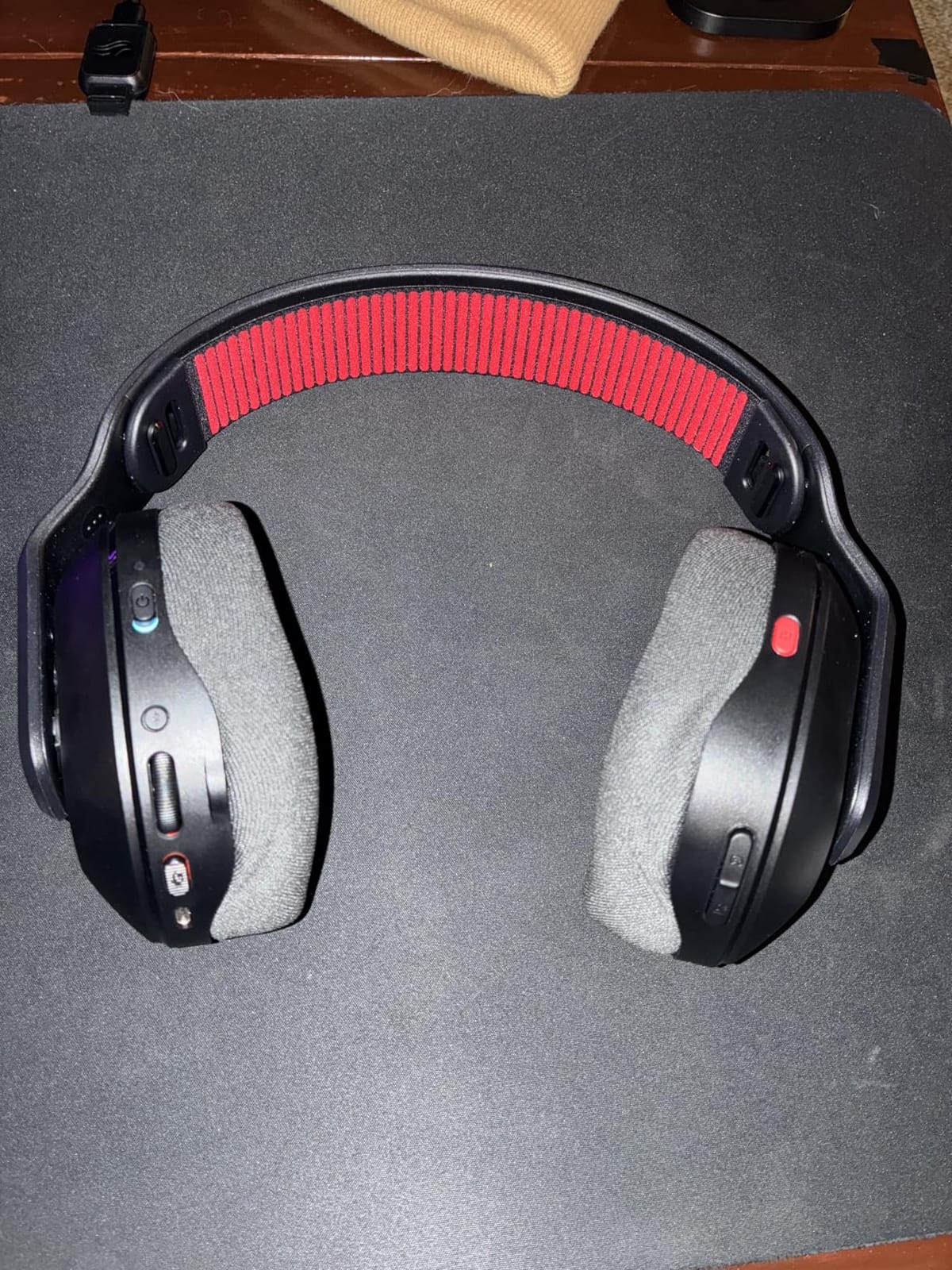Logitech G Astro A20 X Multi-Platform Wireless Gaming Headset - White | For PS5, Xbox, PC, Switch - PLAYSYNC Audio Switcher, 16 bit/48kHz (Console), 24 bit/48 kHz (PC), 90hr Battery, 2.4GHz & BT customer photo 2