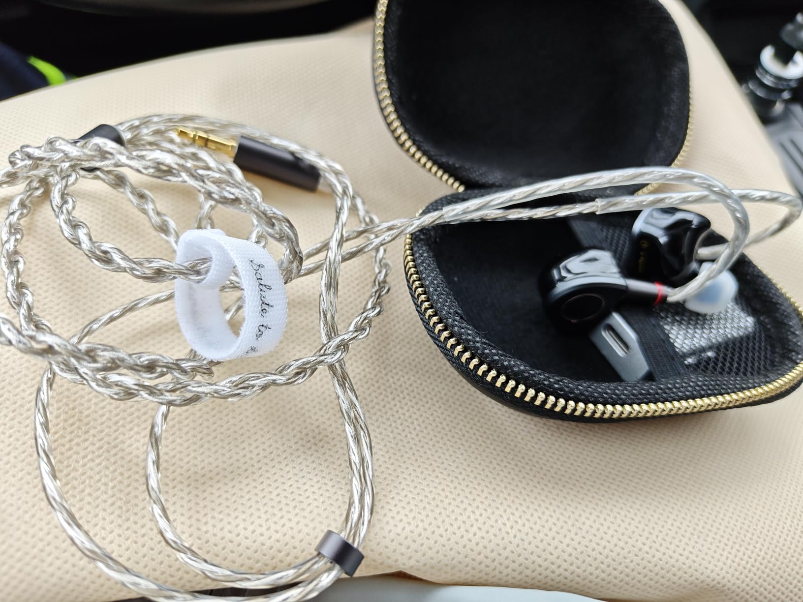SIMGOT SuperMix 4 1DD+1BA+1Planar+1PZT Hybrid In Ear Monitor Wired HiFi IEM | Precision-Tuned RC 4-Way Crossovers, Earbuds with CNC Metal Shell, 2-Pin Cable, Earphones for Audiophiles Musicians & Gamers customer photo 2