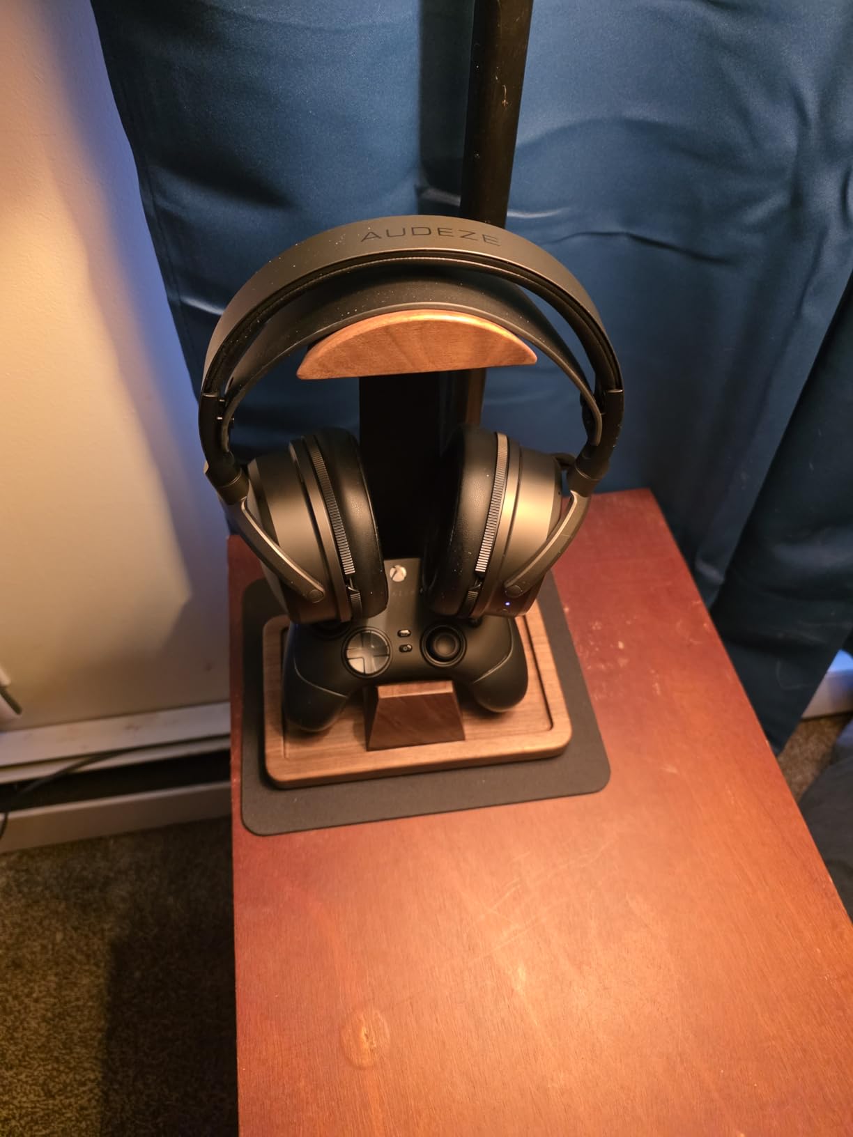 UPERGO Walnut Headphone Stand with Controller Holder & Storage Base customer photo 1
