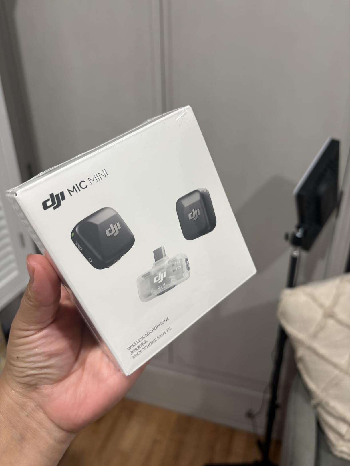 DJI Mic Mini (2 TX + 1 Mobile RX), Wireless Lavalier Microphone for iPhone 17/16/15 & Android/PC/Tablet, Plug-and-Play, 300m Transmission, Ultralight, Active Noise Cancelling, YouTube, Vlog, Streaming customer photo 2