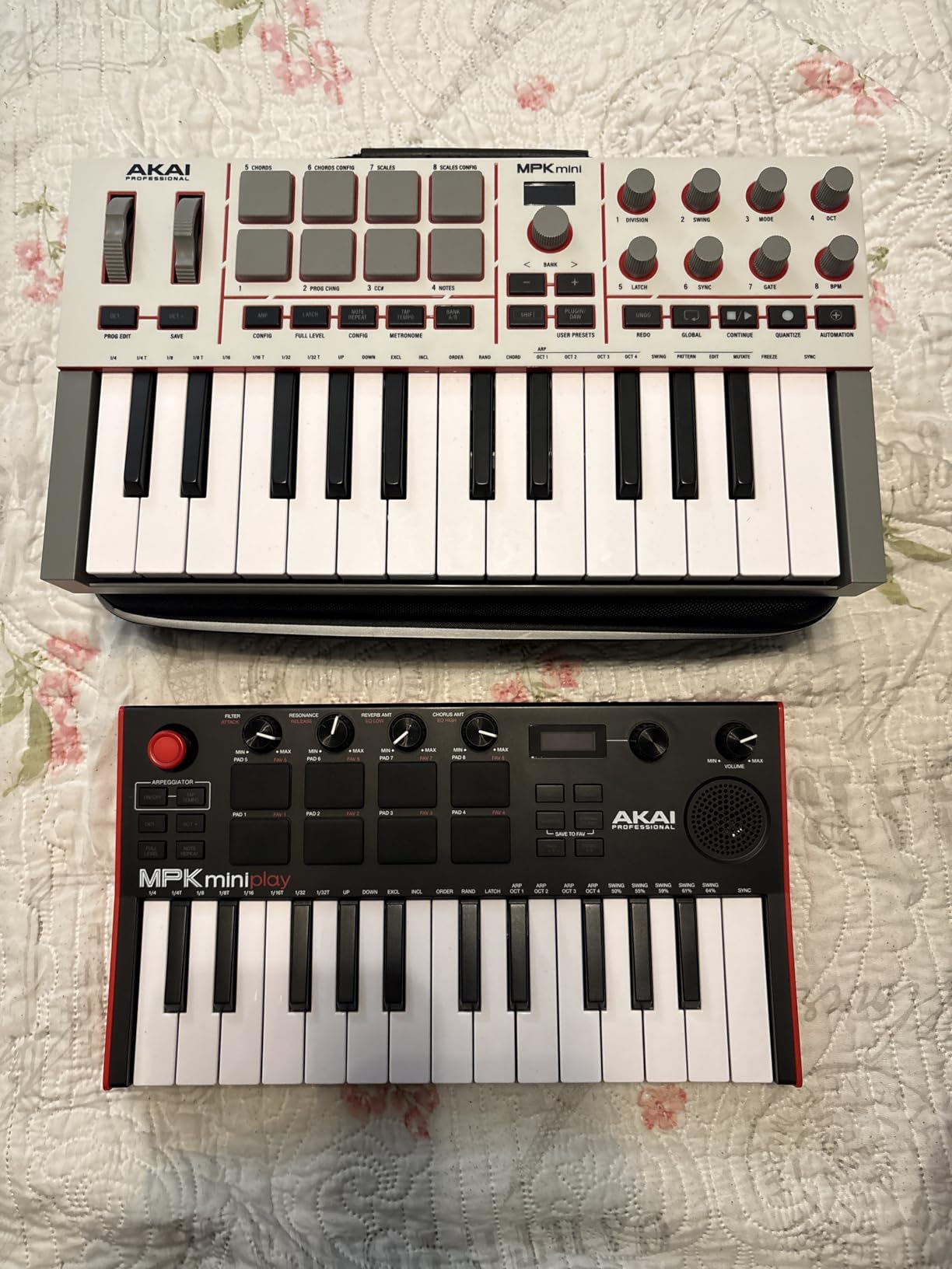 Akai Professional MPK Mini IV 25-Key USB-C MIDI Keyboard Controller, Black customer photo 2
