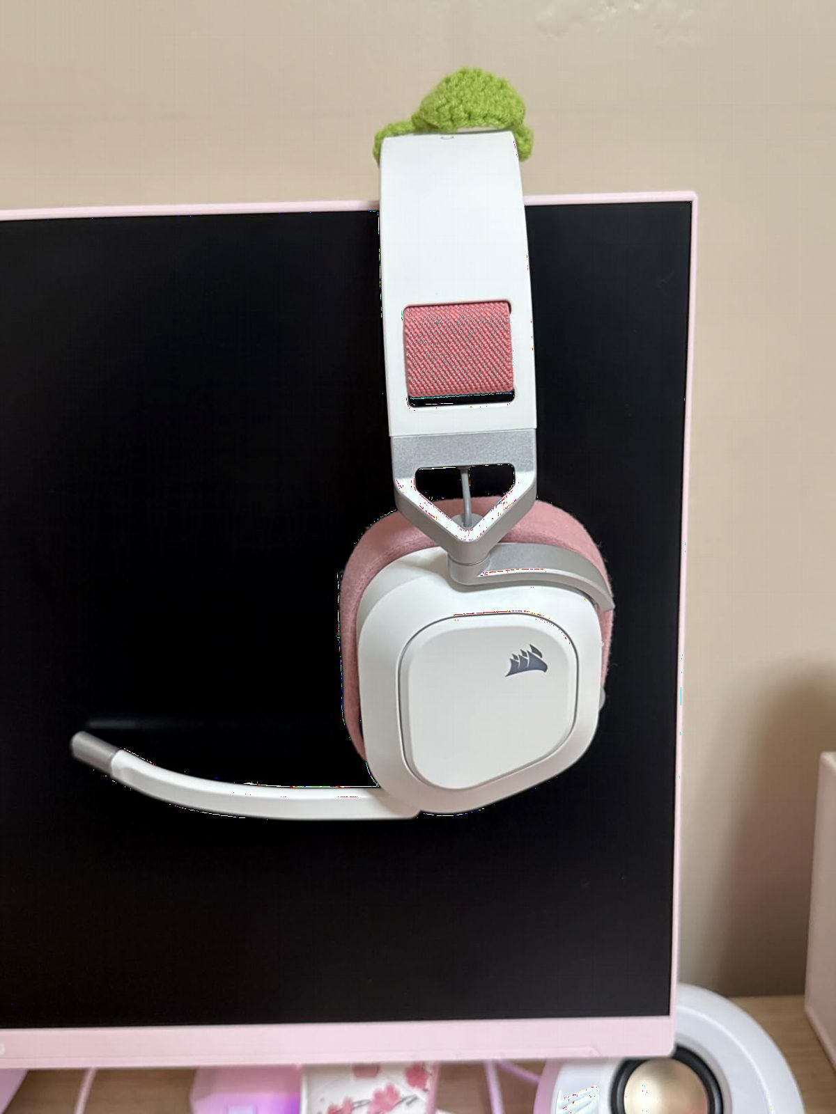 HS80 RGB Wireless Multiplatform Gaming Headset - Dolby Atmos - Lightweight Comfort Design - Broadcast Quality Microphone - iCUE Compatible - PC, Mac, PS5, PS4 - Black customer photo 1