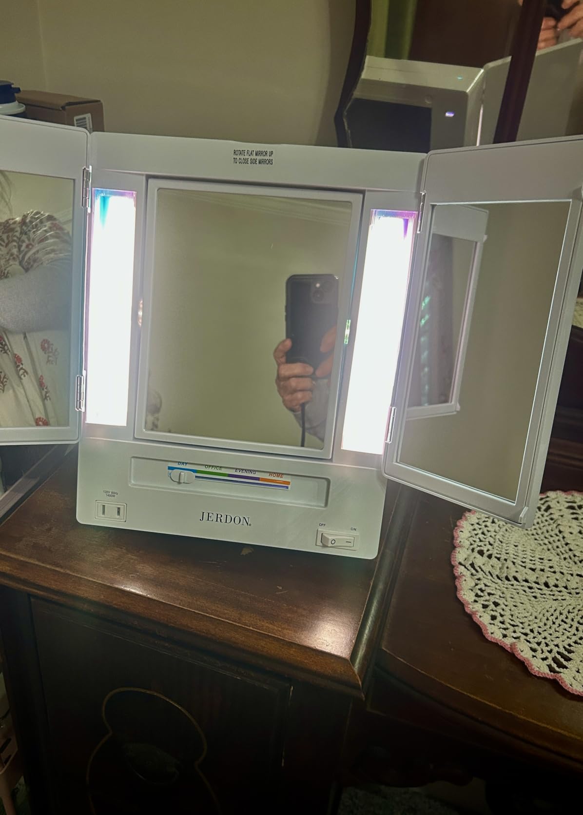 JERDON Lighted Makeup Mirror with 5X Magnification - White - JGL9W customer photo 1