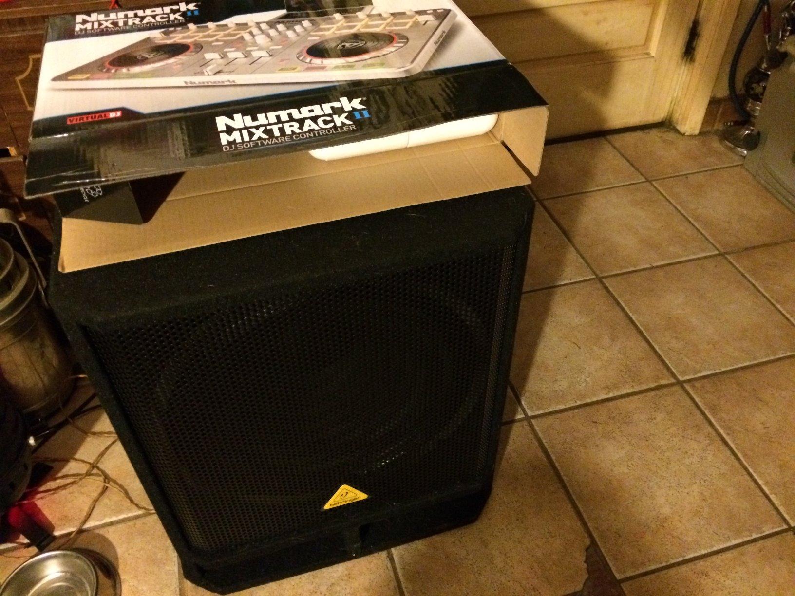 Behringer EUROLIVE VP1800S Professional 1600 Watt 18