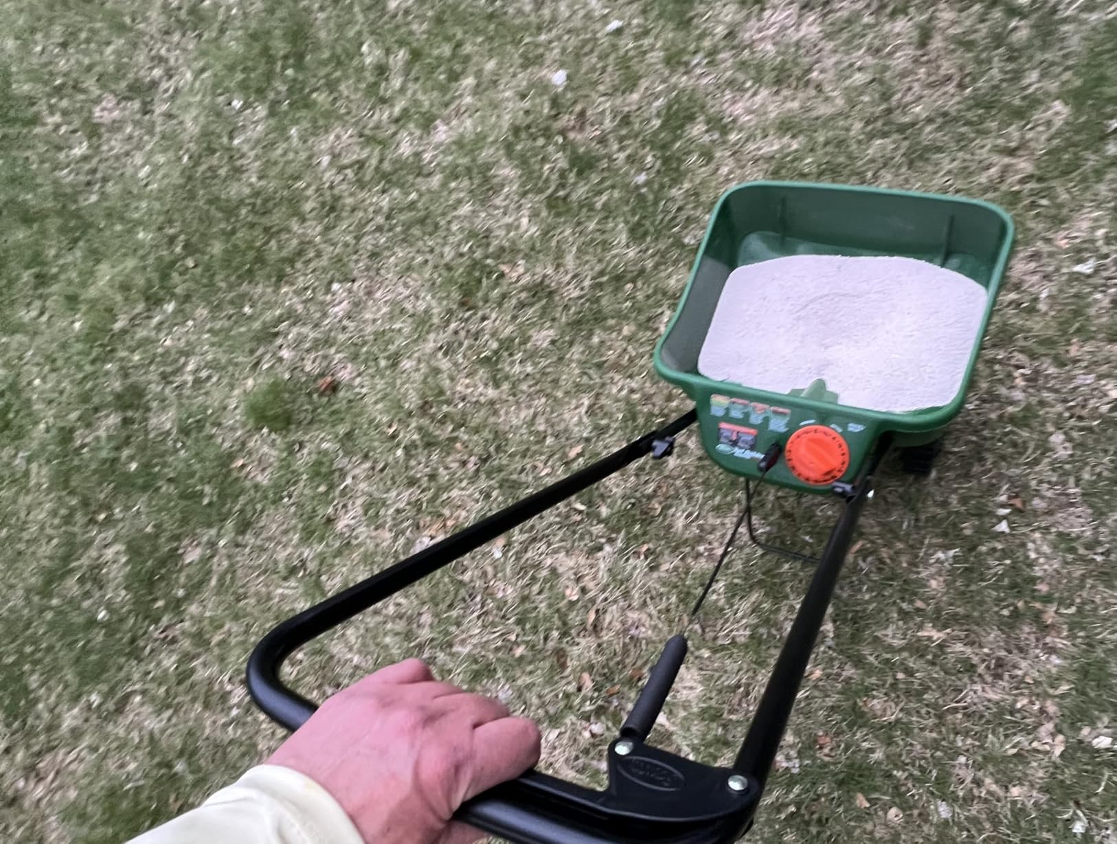 Scotts Turf Builder EdgeGuard Mini Broadcast Spreader customer photo 2