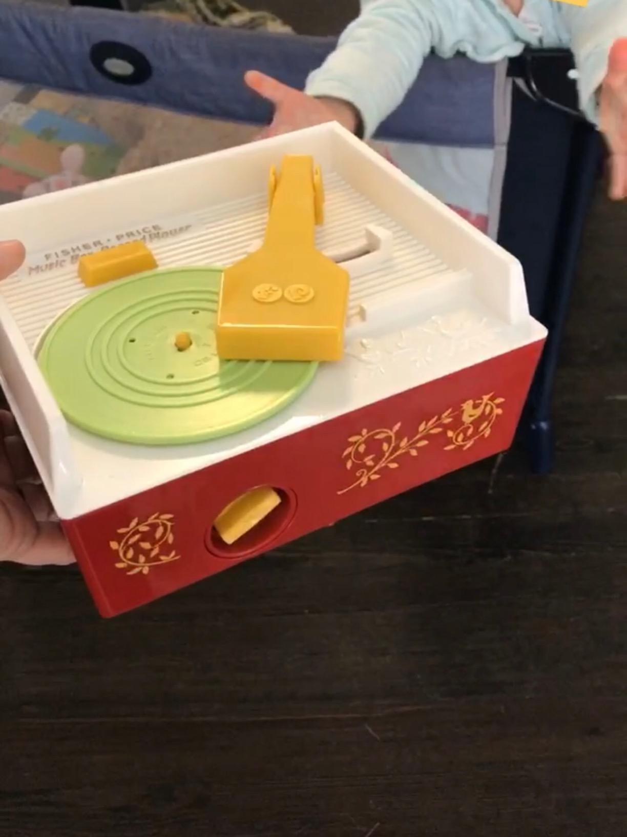Fisher Price Classics - Record Player - Retro, Tactile Interactive Retro Toy for Kids, Girls, Boys, Toddlers, Baby, Preeschooler, Unisex 18 Months + customer photo 2