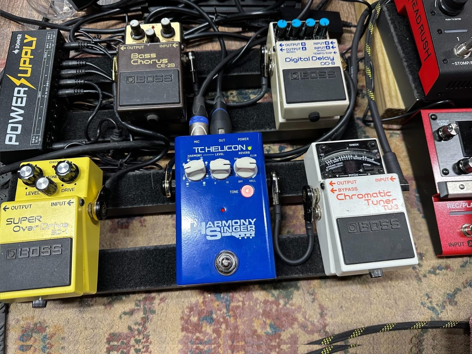 TC Helicon HARMONY SINGER Vocal Effects Stompbox with Guitar-Controlled Harmony, Reverb and Tone customer photo 2